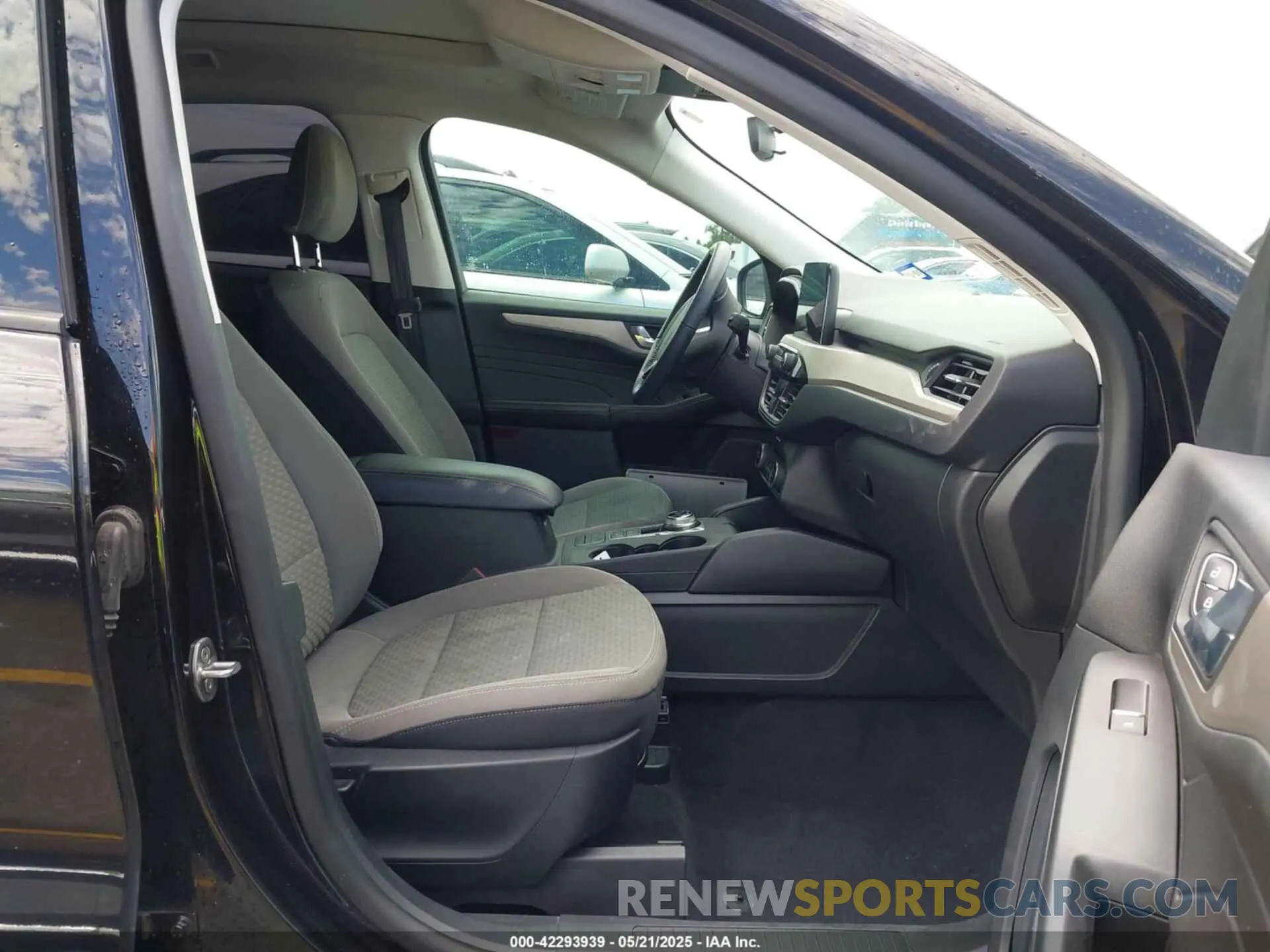 5 Photograph of a damaged car 1FMCU0G62MUA12575 FORD ESCAPE 2021