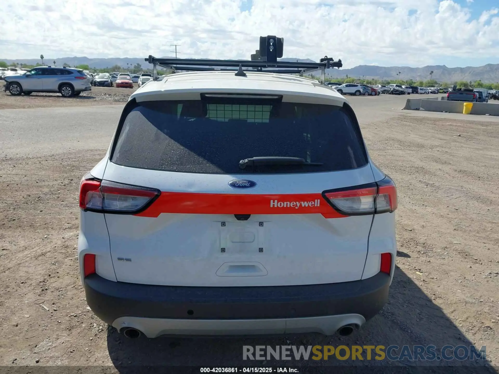 16 Photograph of a damaged car 1FMCU0G62MUA61792 FORD ESCAPE 2021