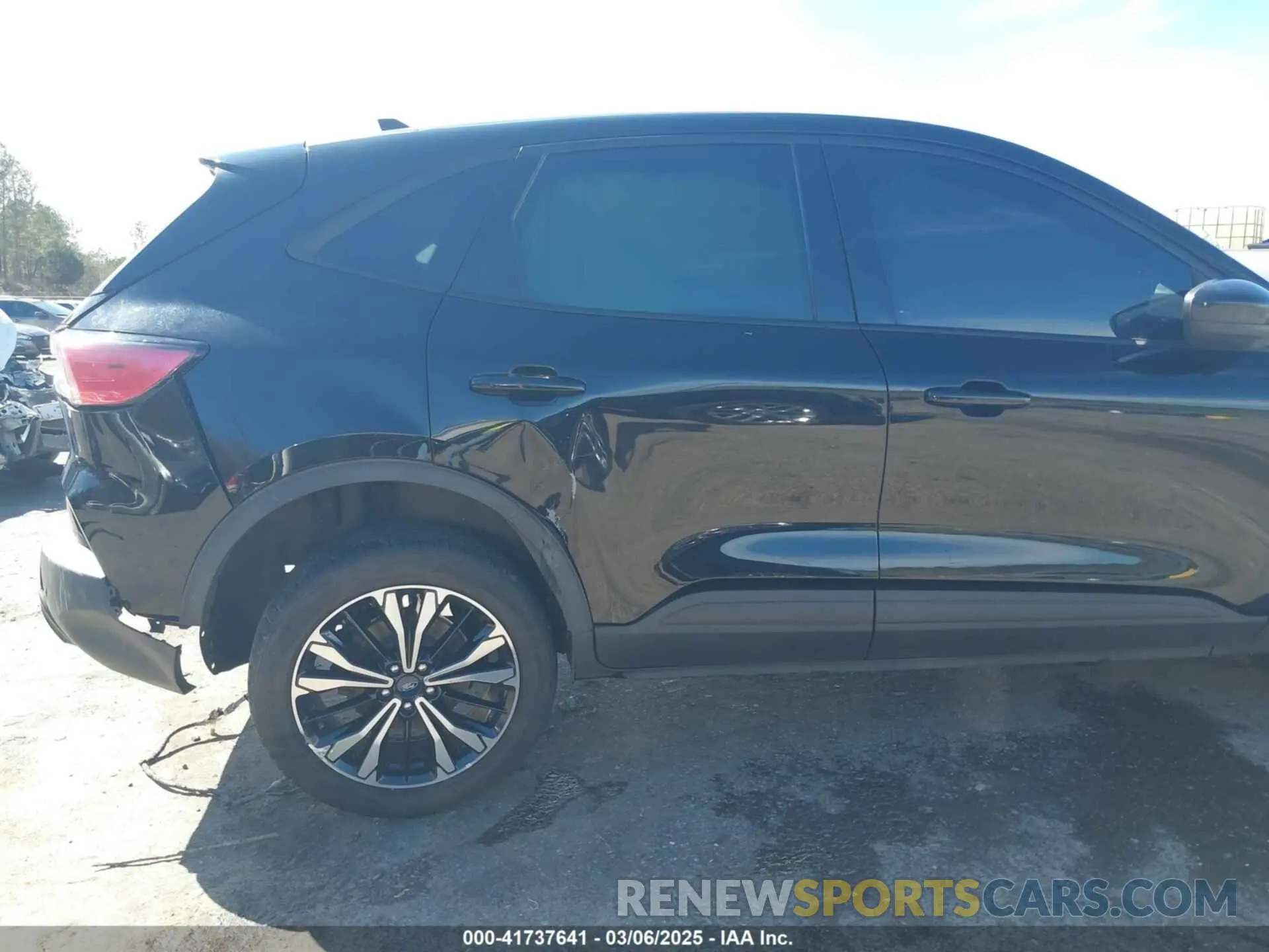 18 Photograph of a damaged car 1FMCU0G63MUA03934 FORD ESCAPE 2021