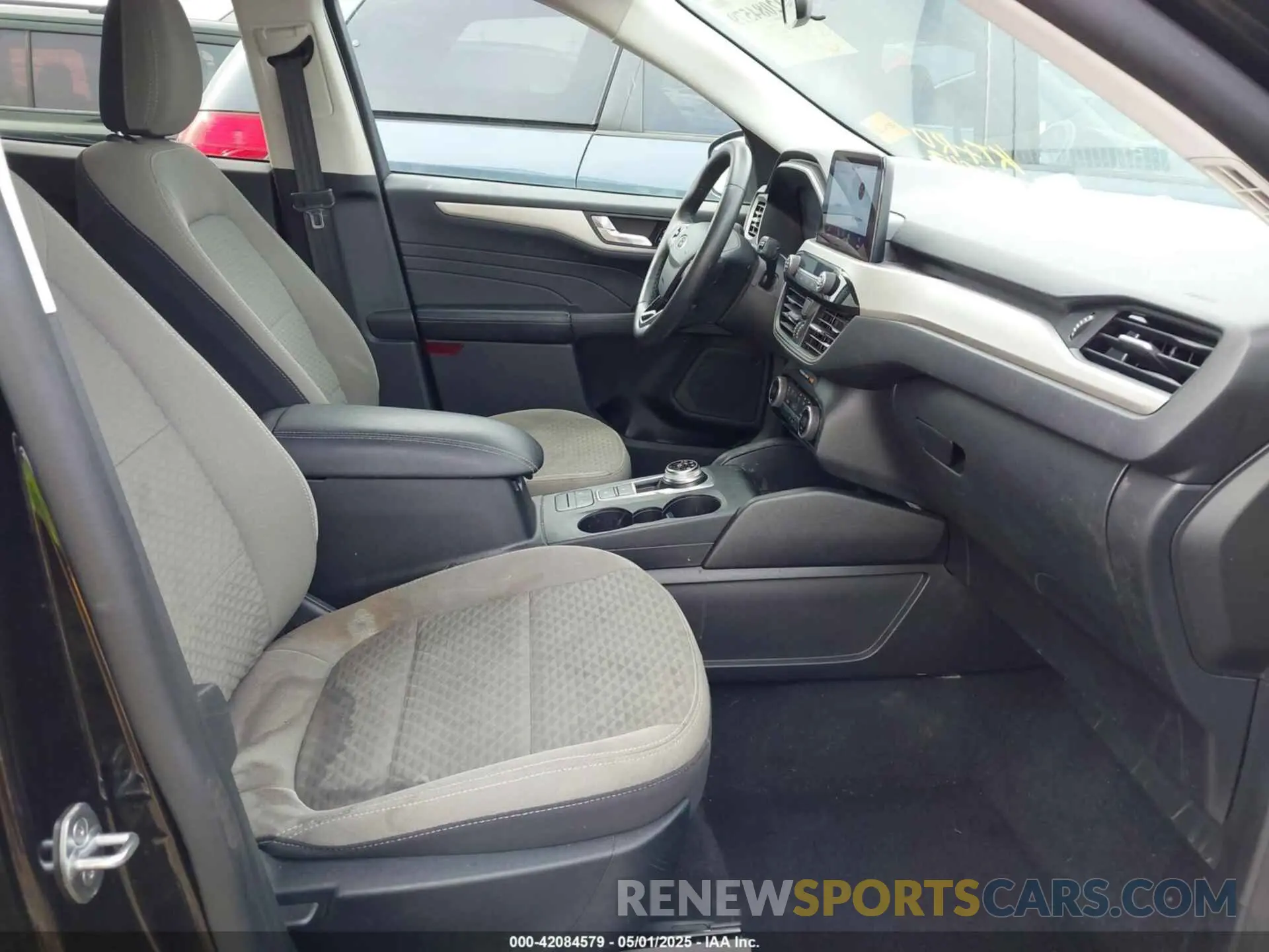 5 Photograph of a damaged car 1FMCU0G65MUB10368 FORD ESCAPE 2021