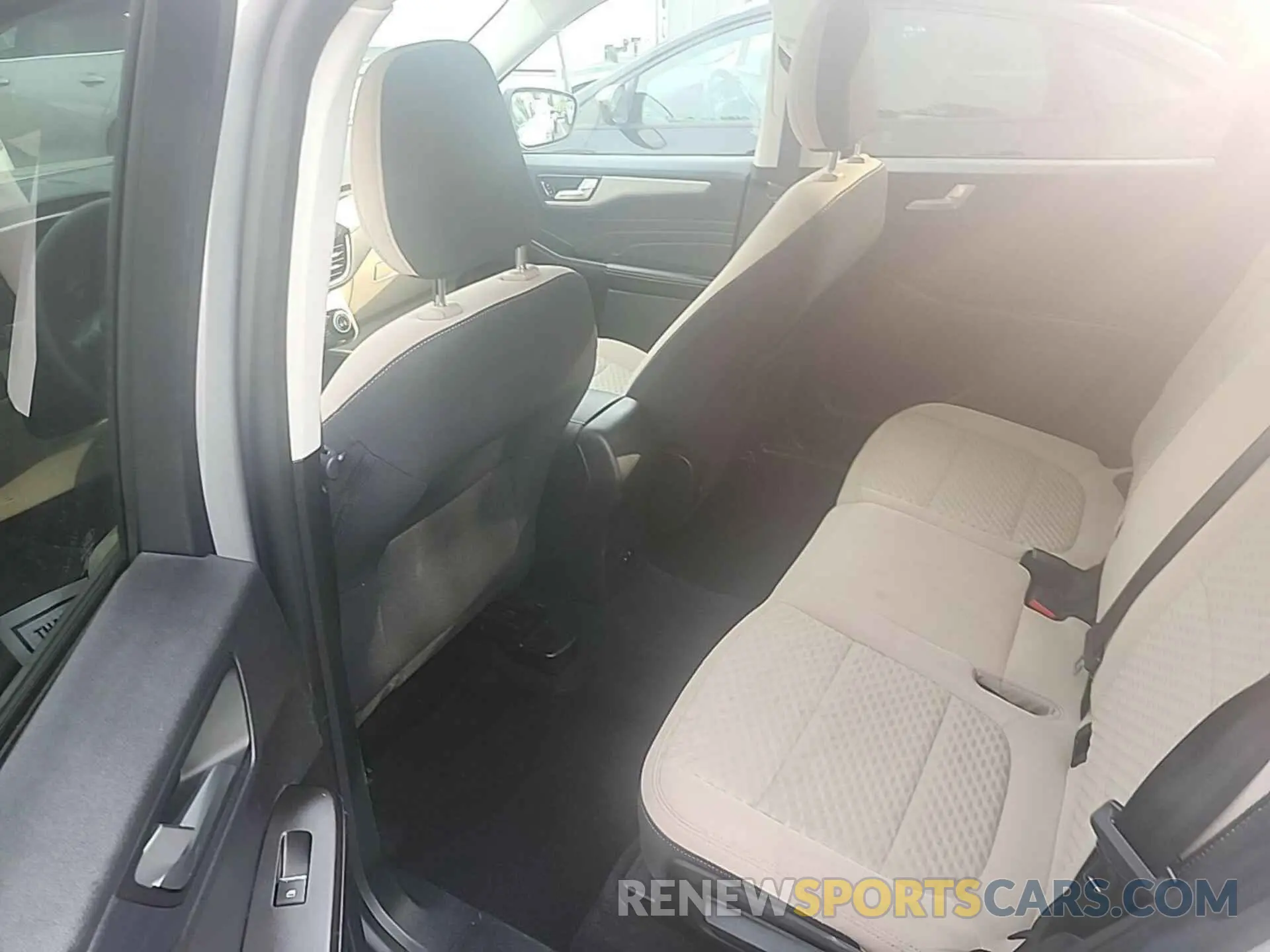 5 Photograph of a damaged car 1FMCU0G66MUA03118 FORD ESCAPE 2021