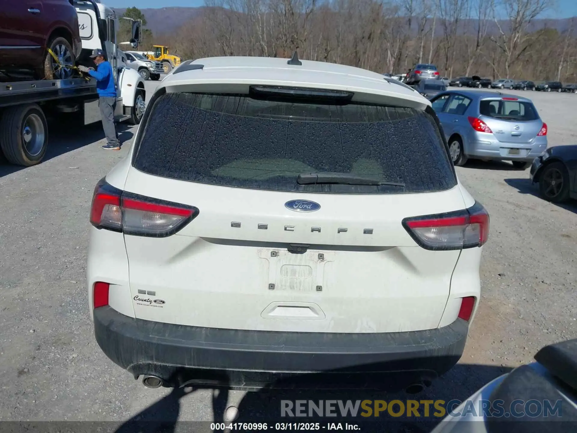 17 Photograph of a damaged car 1FMCU0G66MUA99719 FORD ESCAPE 2021