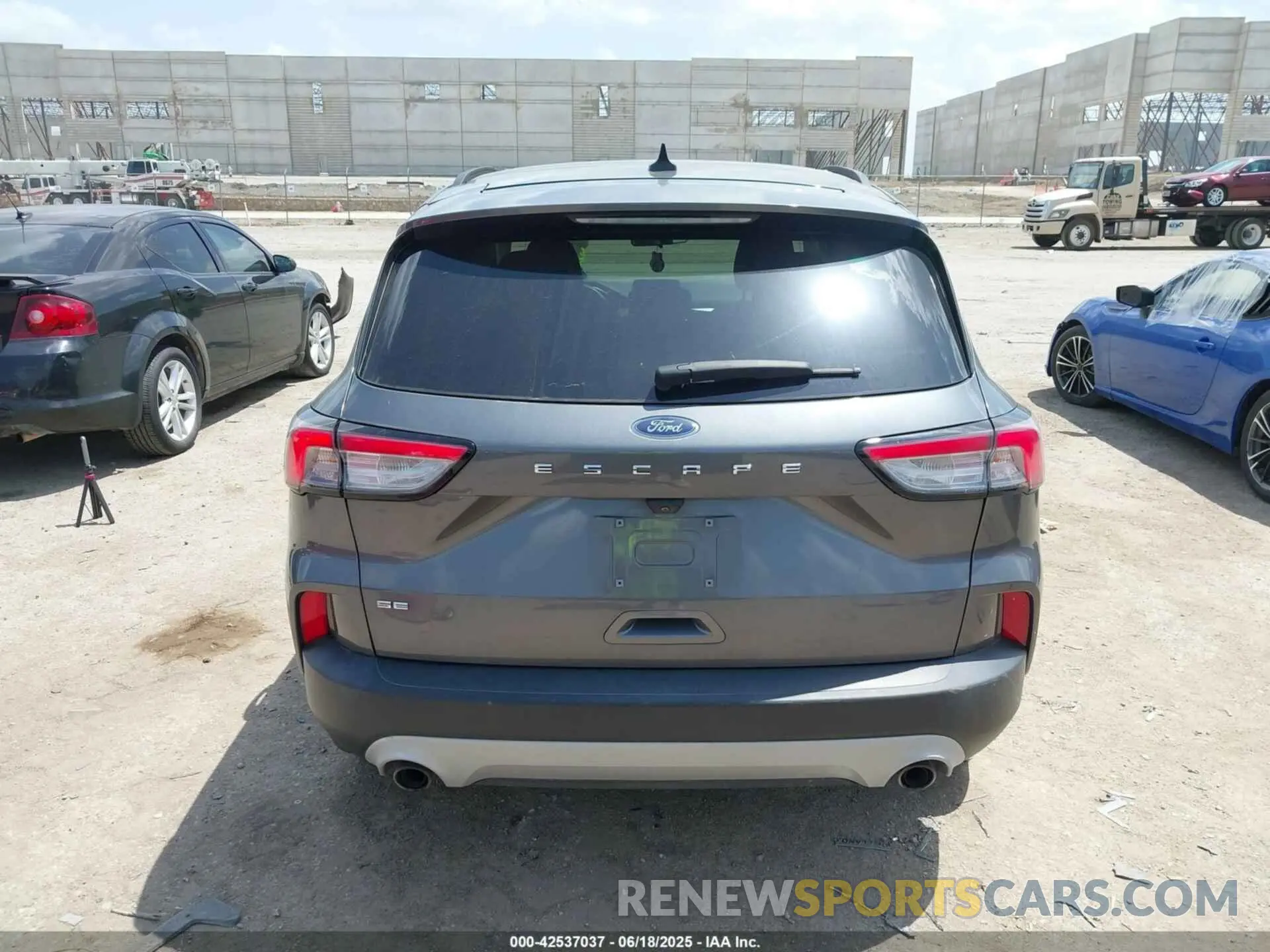 16 Photograph of a damaged car 1FMCU0G66MUB00982 FORD ESCAPE 2021