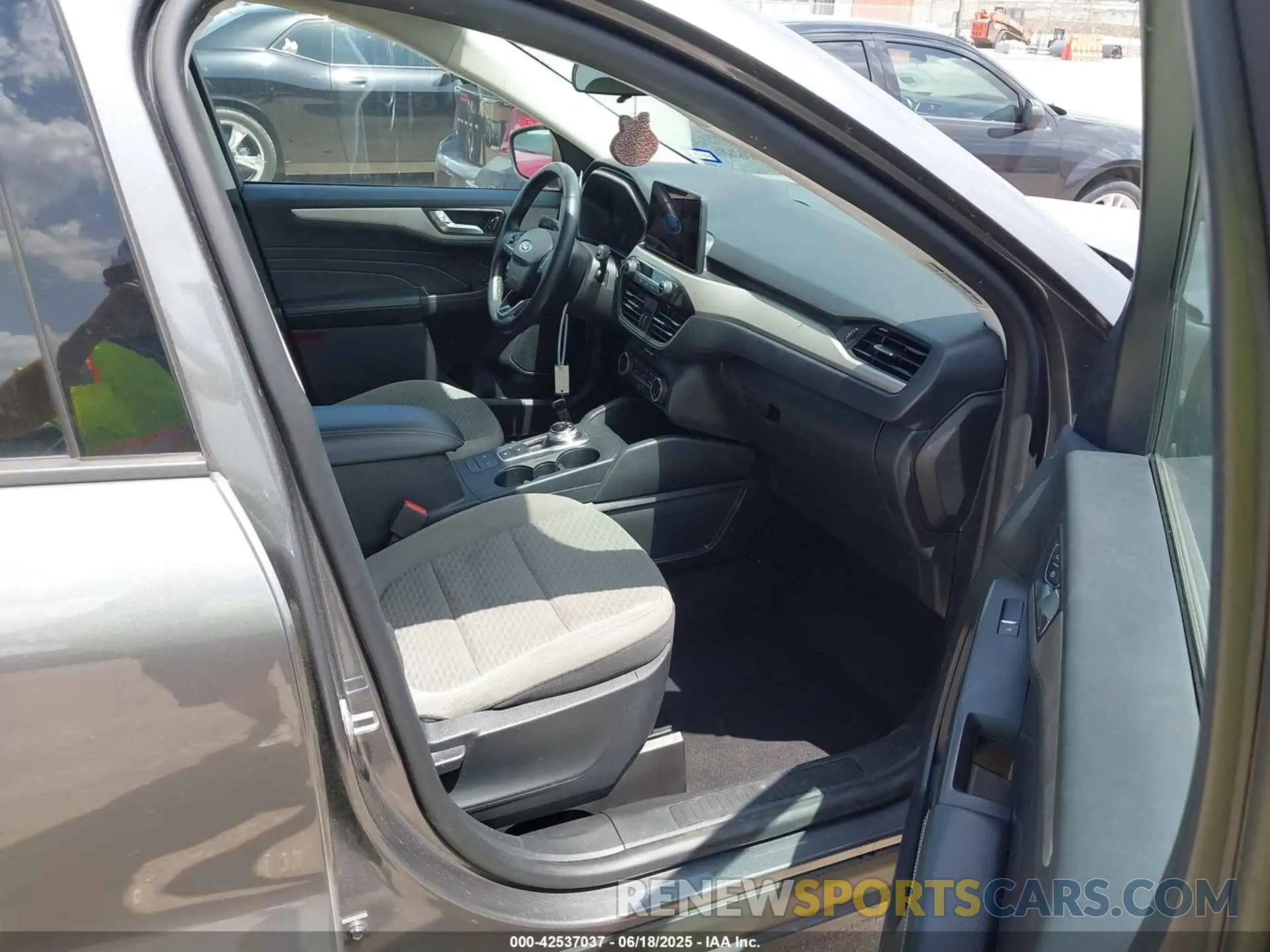 5 Photograph of a damaged car 1FMCU0G66MUB00982 FORD ESCAPE 2021