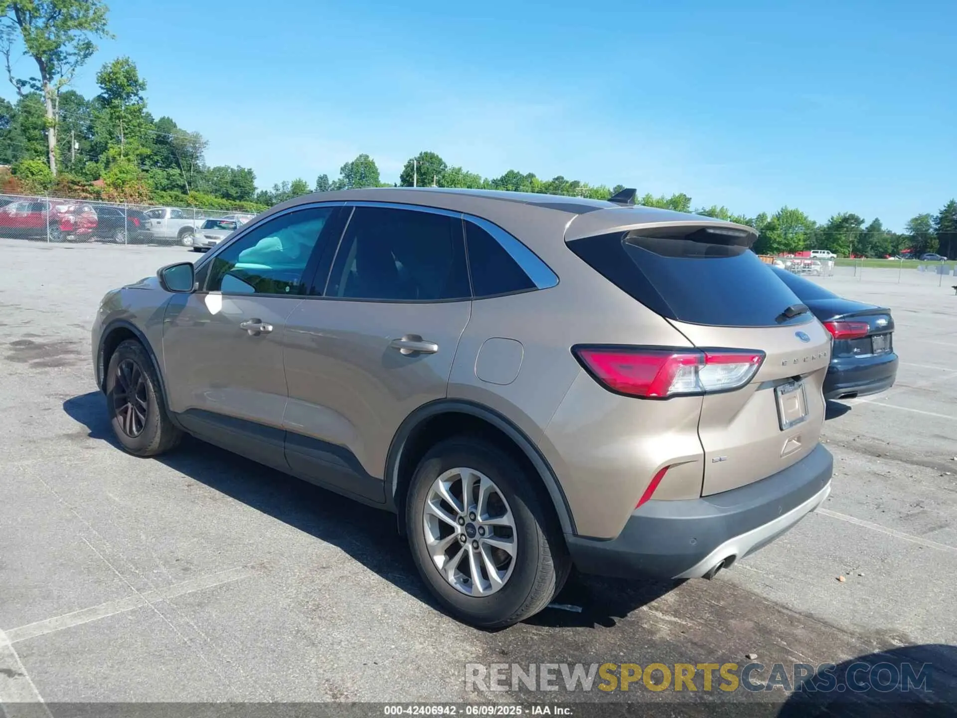 3 Photograph of a damaged car 1FMCU0G67MUA00194 FORD ESCAPE 2021