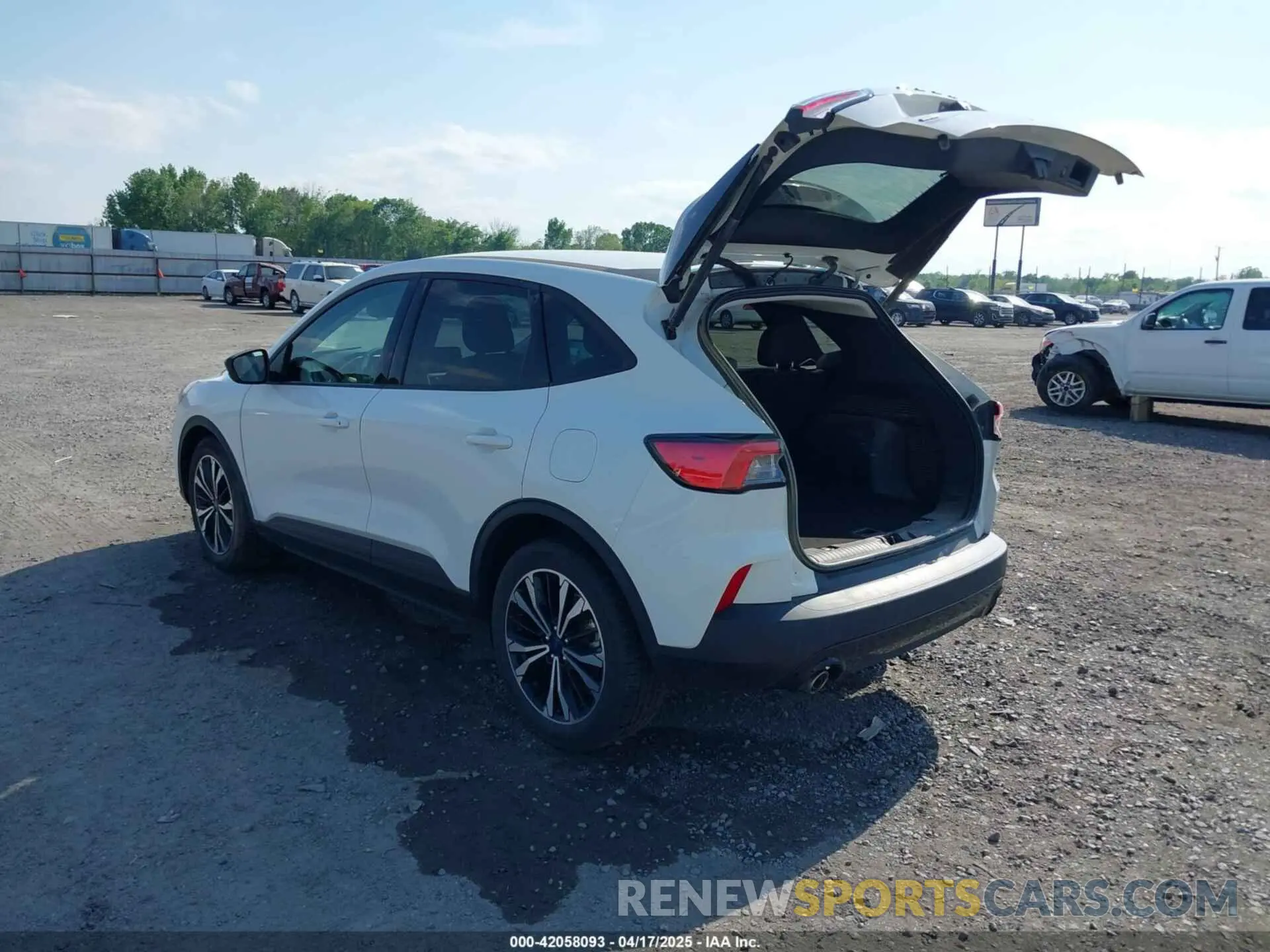 3 Photograph of a damaged car 1FMCU0G6XMUB32625 FORD ESCAPE 2021