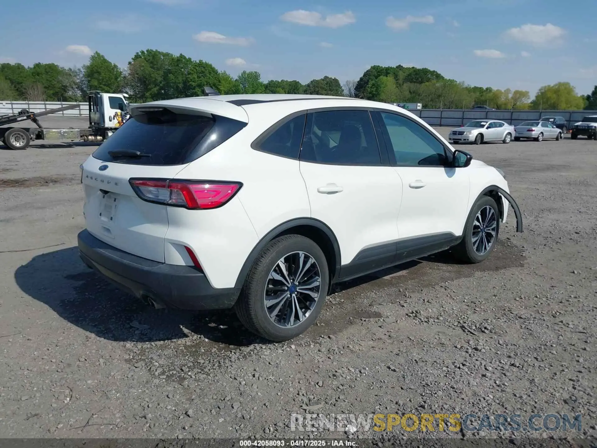 4 Photograph of a damaged car 1FMCU0G6XMUB32625 FORD ESCAPE 2021