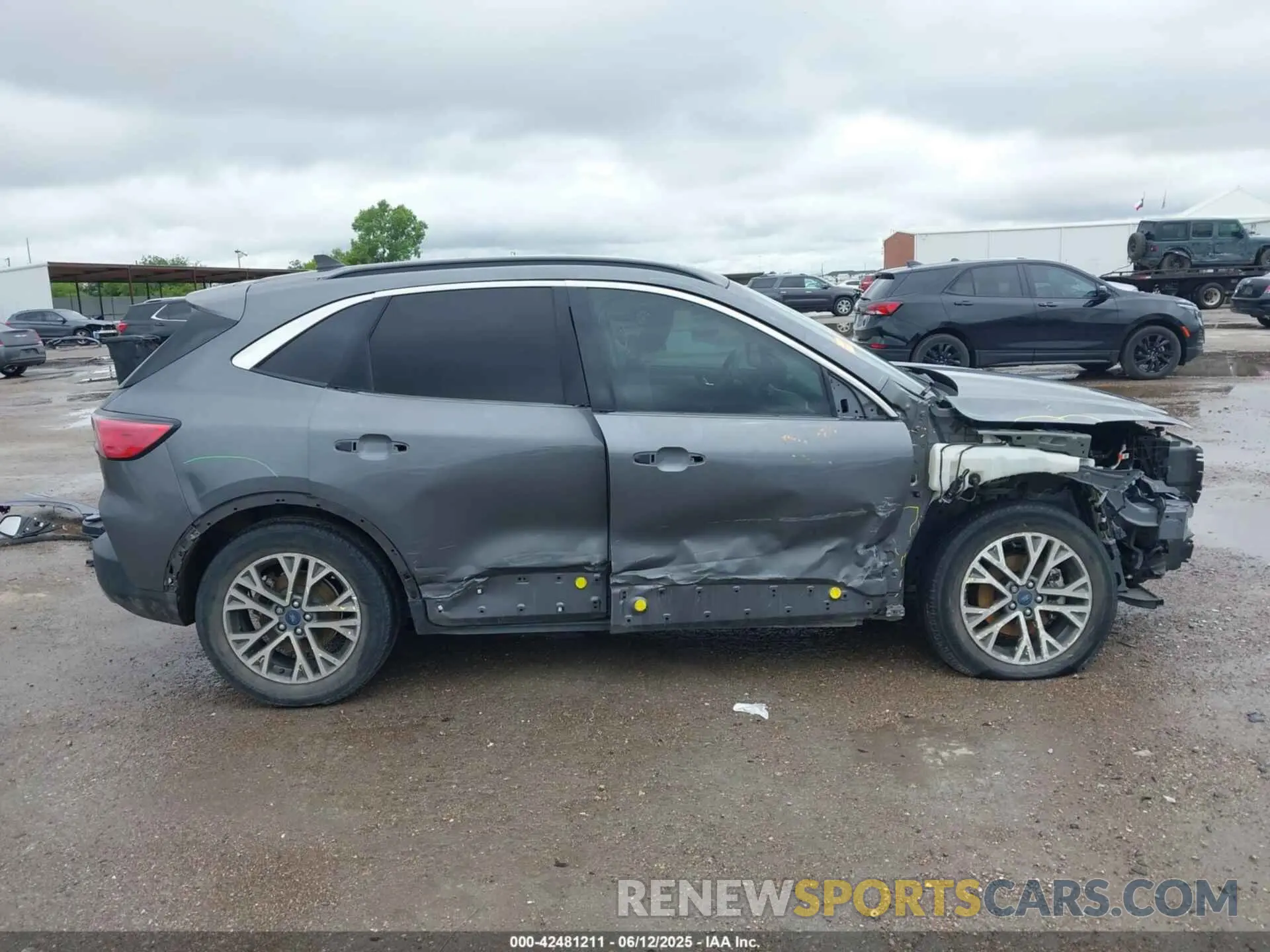 14 Photograph of a damaged car 1FMCU0H67MUB05316 FORD ESCAPE 2021