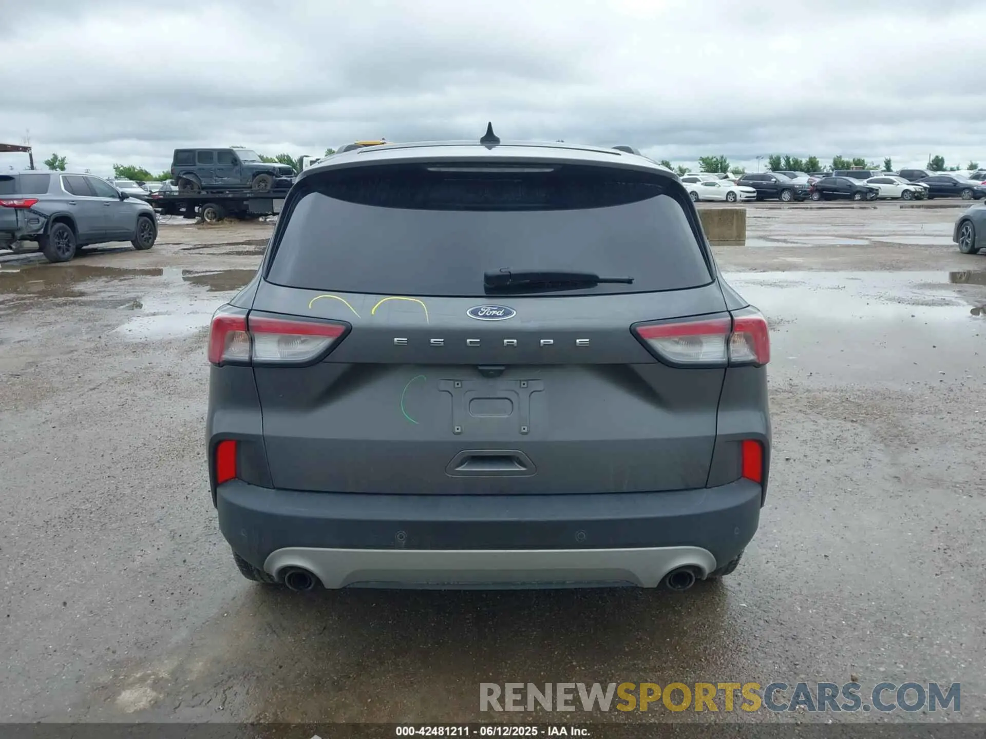 17 Photograph of a damaged car 1FMCU0H67MUB05316 FORD ESCAPE 2021