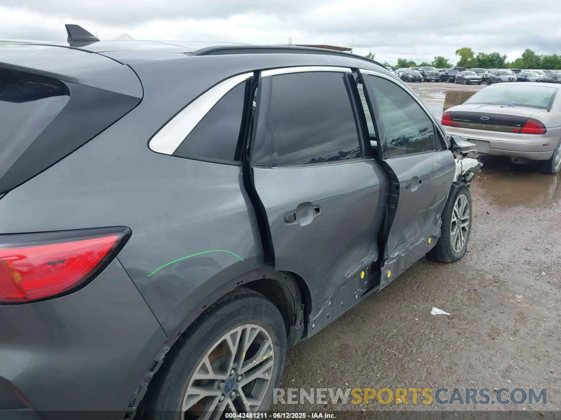 18 Photograph of a damaged car 1FMCU0H67MUB05316 FORD ESCAPE 2021