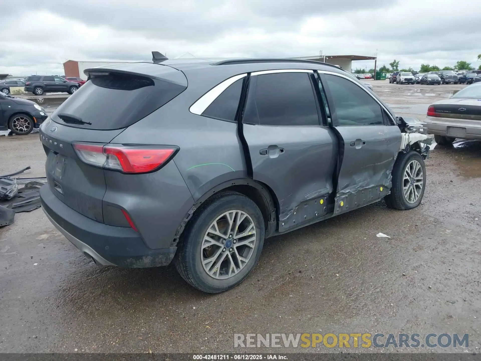 4 Photograph of a damaged car 1FMCU0H67MUB05316 FORD ESCAPE 2021
