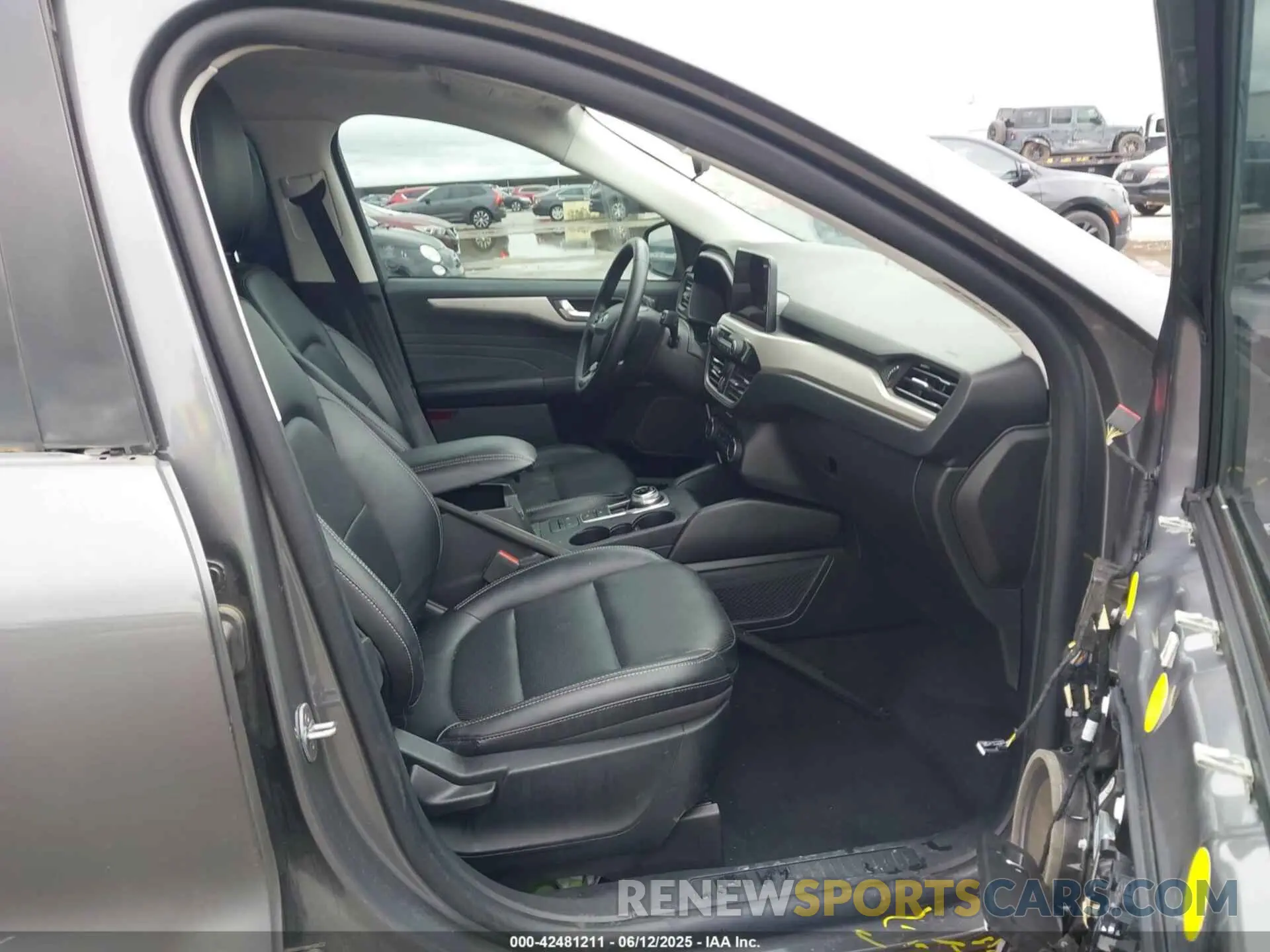 5 Photograph of a damaged car 1FMCU0H67MUB05316 FORD ESCAPE 2021