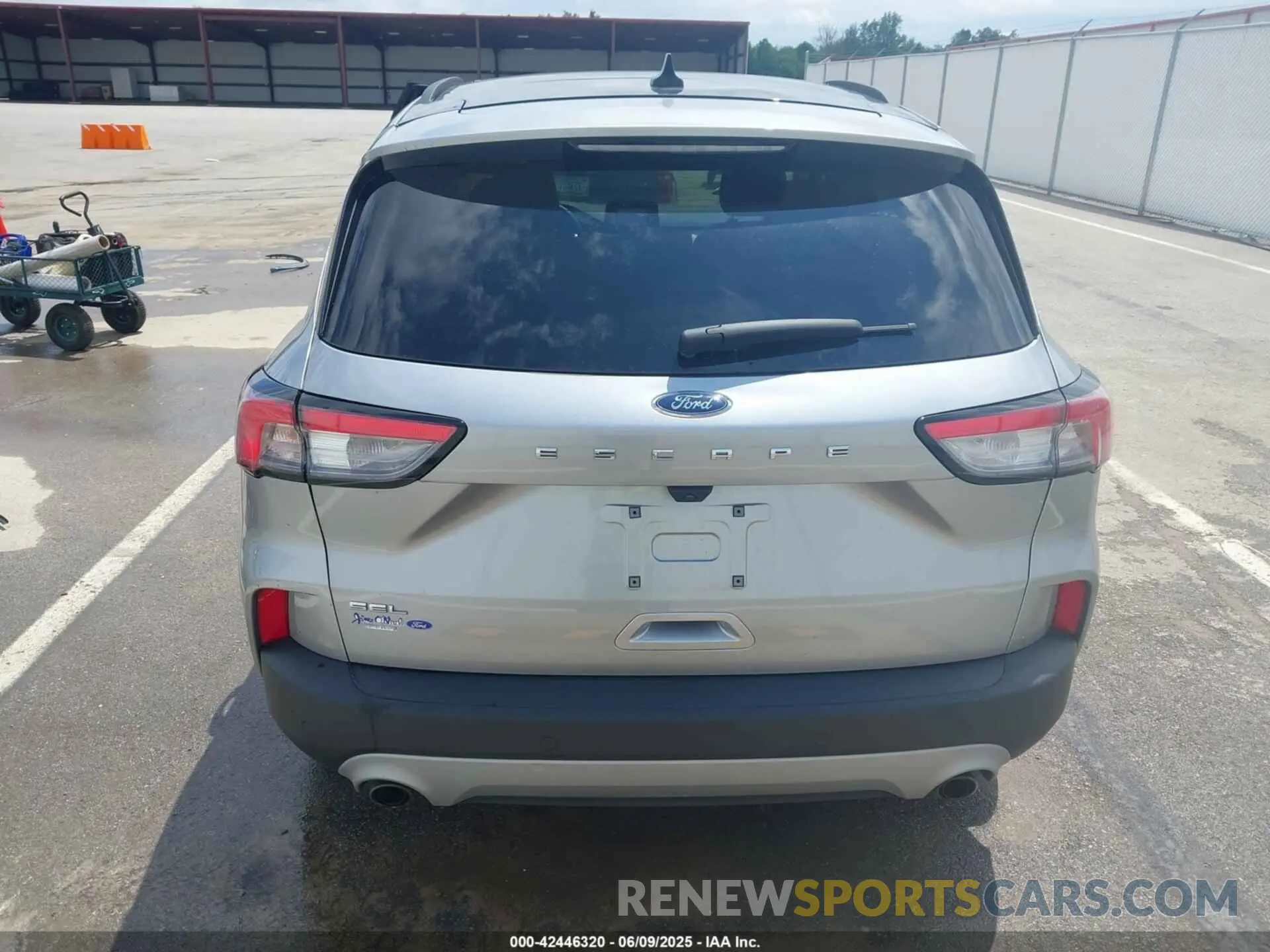 17 Photograph of a damaged car 1FMCU0H6XMUB20523 FORD ESCAPE 2021