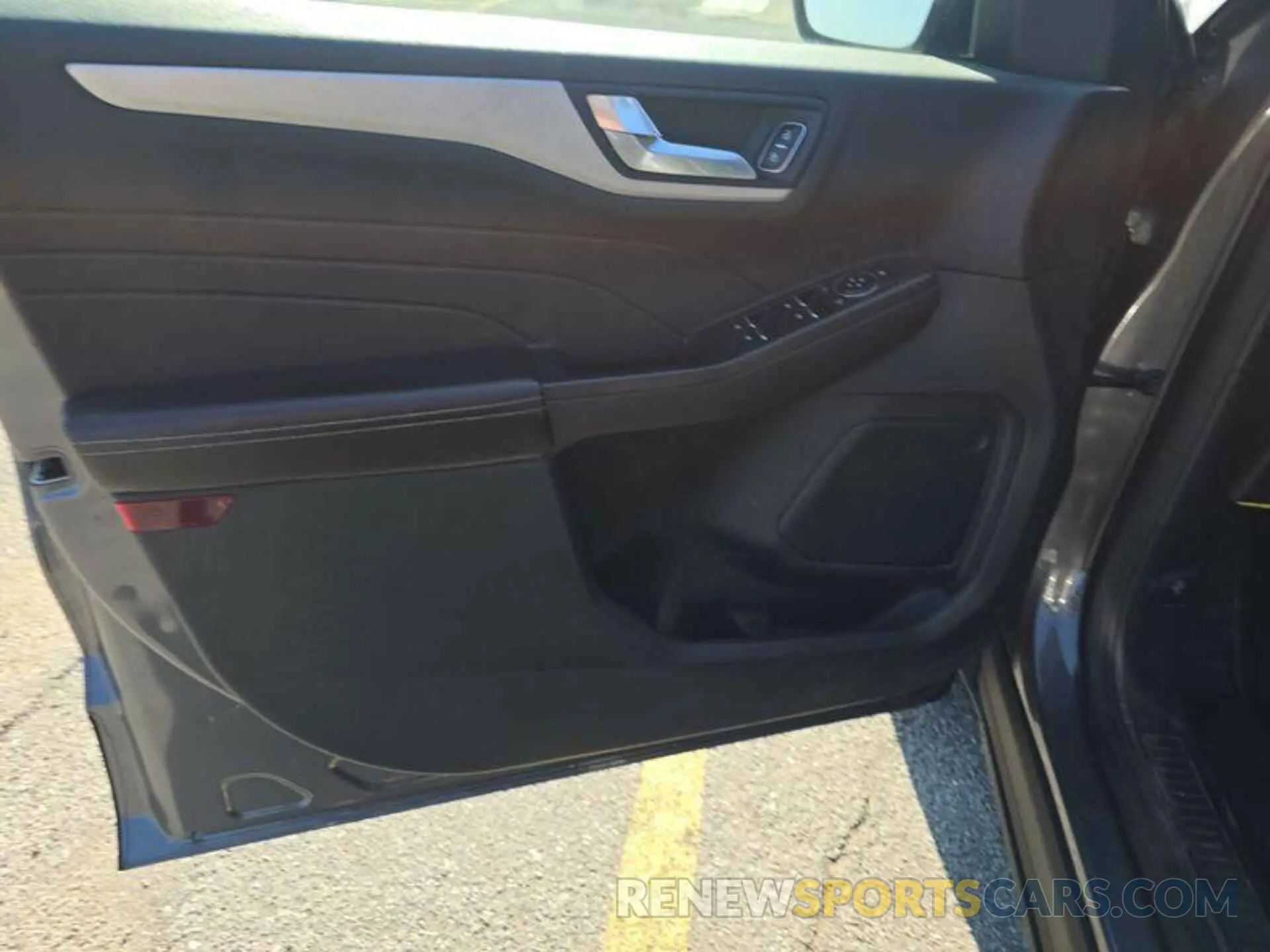 29 Photograph of a damaged car 1FMCU9BZ4MUA33420 FORD ESCAPE 2021