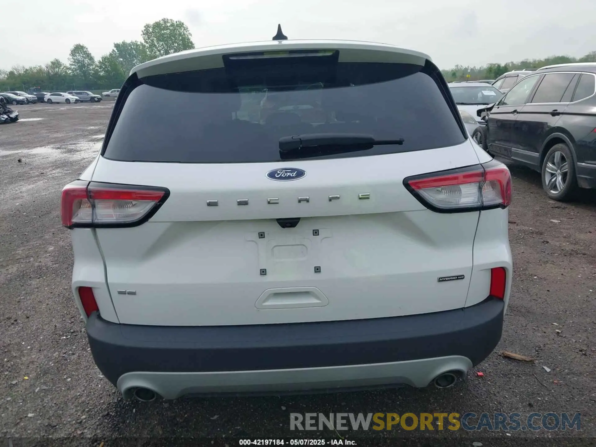 16 Photograph of a damaged car 1FMCU9BZ6MUA83509 FORD ESCAPE 2021