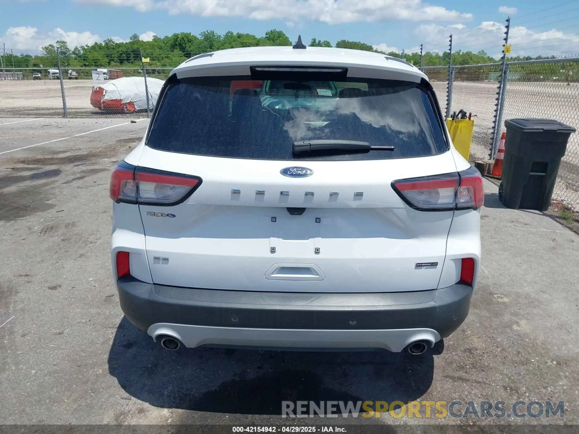 17 Photograph of a damaged car 1FMCU9BZ8MUA82779 FORD ESCAPE 2021