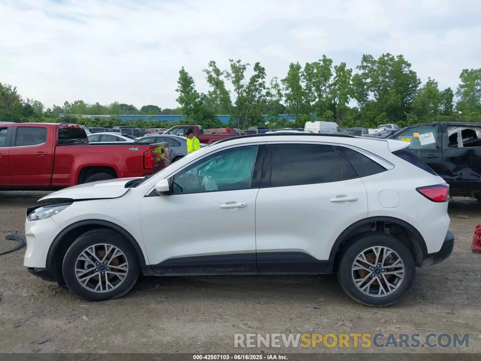 14 Photograph of a damaged car 1FMCU9CZ7MUB16676 FORD ESCAPE 2021