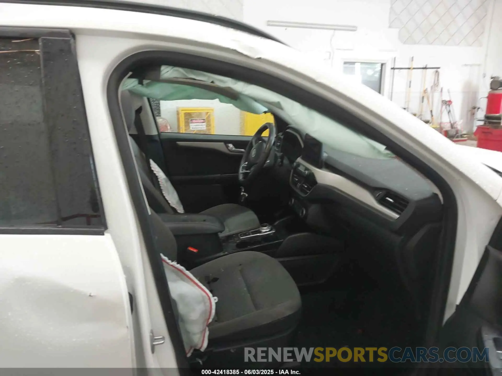 5 Photograph of a damaged car 1FMCU9G61MUA32742 FORD ESCAPE 2021
