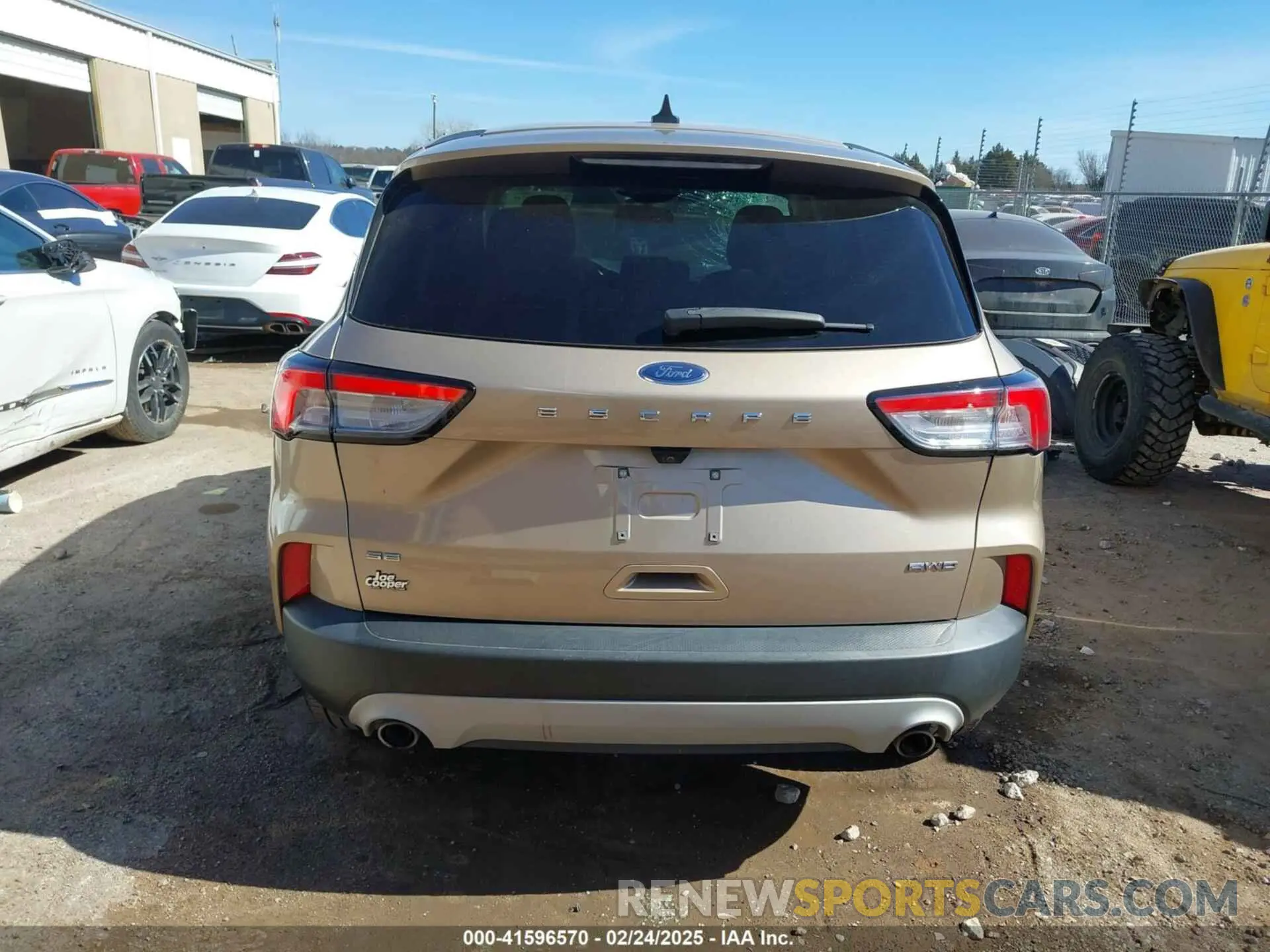 17 Photograph of a damaged car 1FMCU9G62MUA81335 FORD ESCAPE 2021