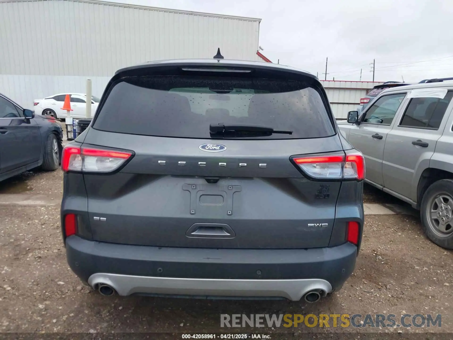 17 Photograph of a damaged car 1FMCU9G66MUA37712 FORD ESCAPE 2021