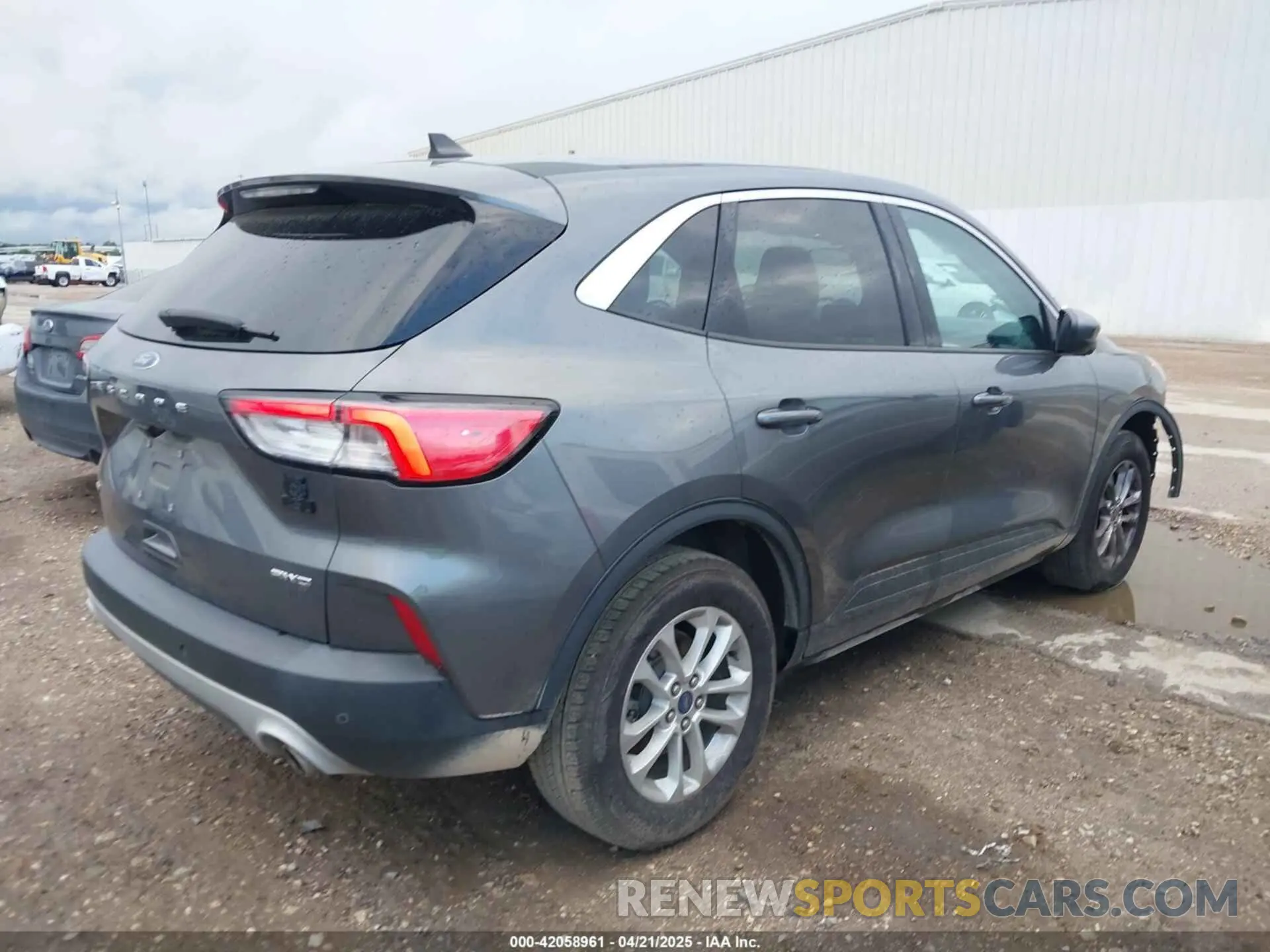 4 Photograph of a damaged car 1FMCU9G66MUA37712 FORD ESCAPE 2021