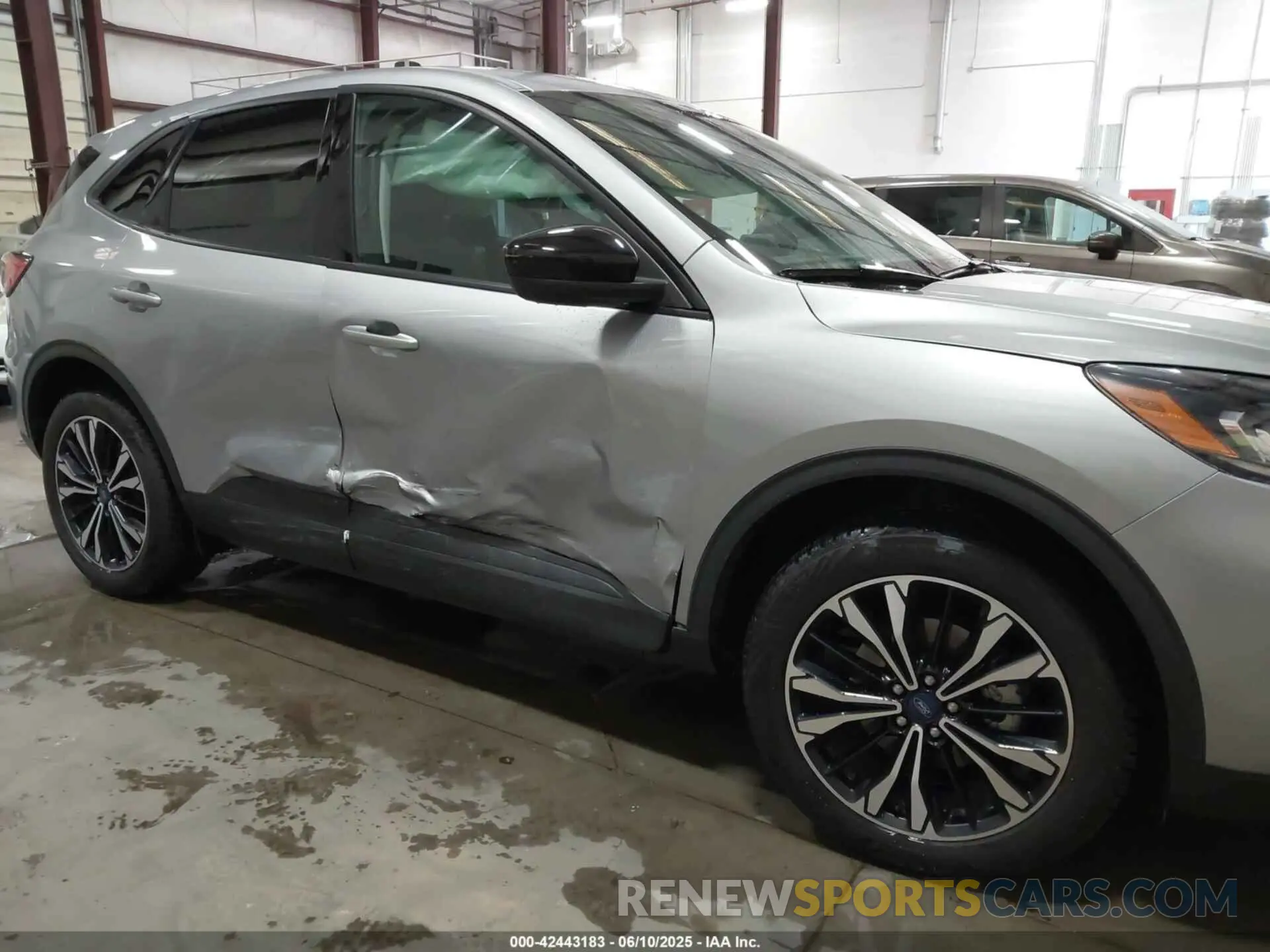 17 Photograph of a damaged car 1FMCU9G67MUA02760 FORD ESCAPE 2021