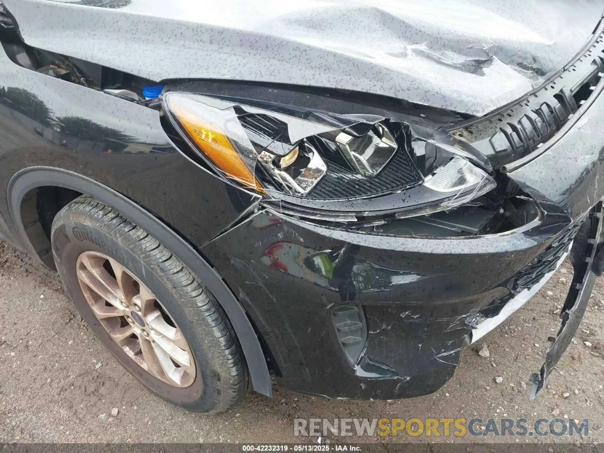 17 Photograph of a damaged car 1FMCU9G67MUA23303 FORD ESCAPE 2021