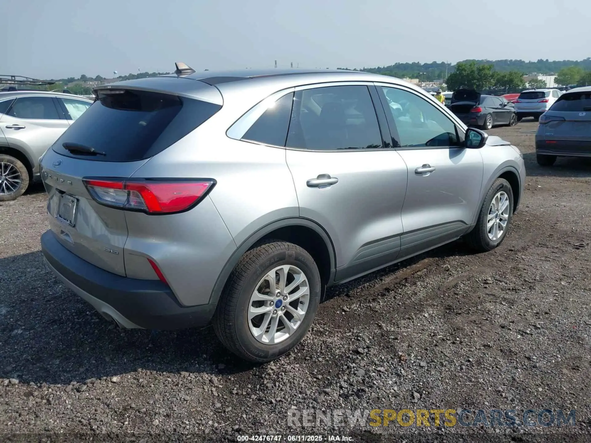4 Photograph of a damaged car 1FMCU9G68MUB26987 FORD ESCAPE 2021