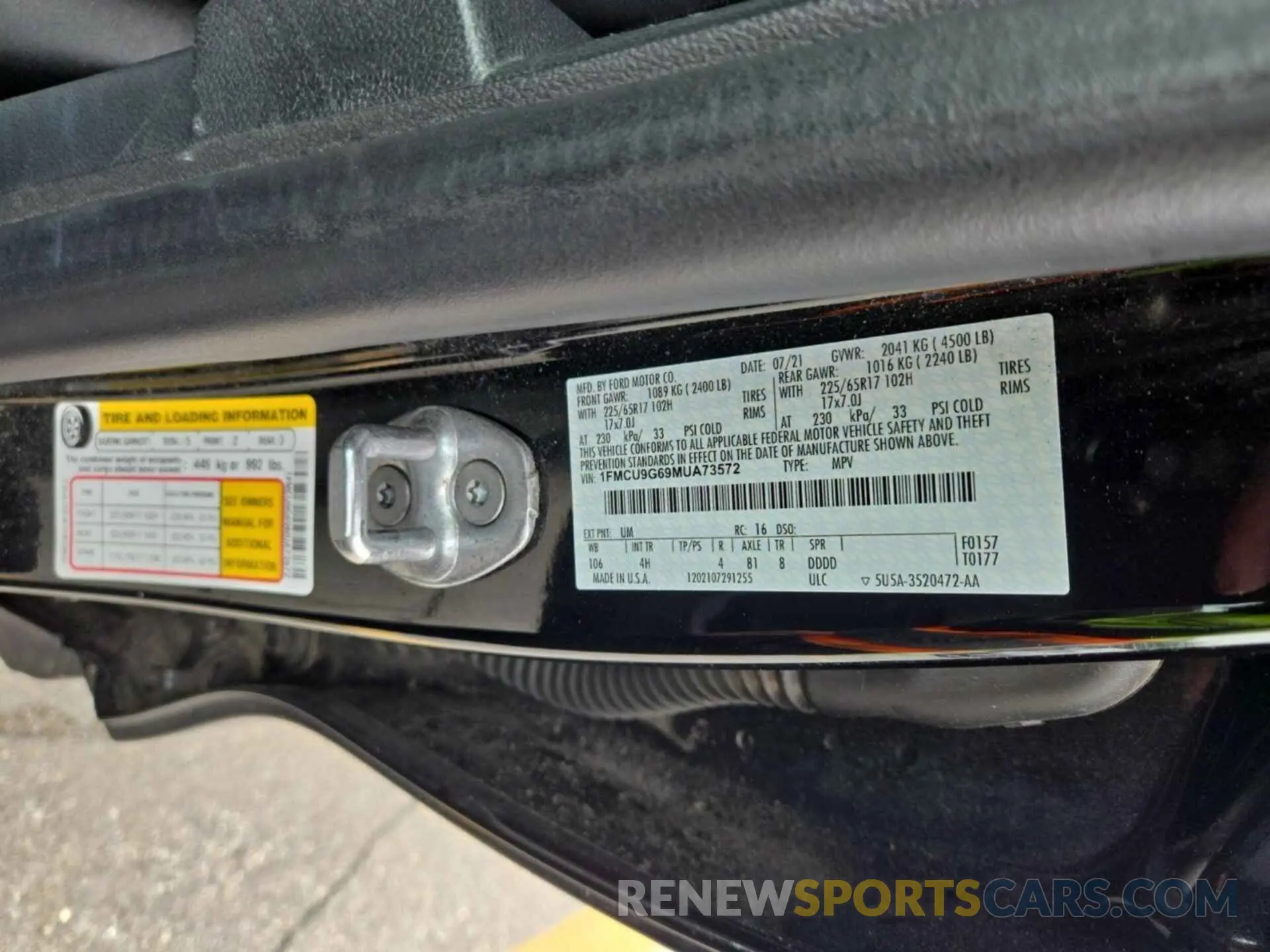 32 Photograph of a damaged car 1FMCU9G69MUA73572 FORD ESCAPE 2021