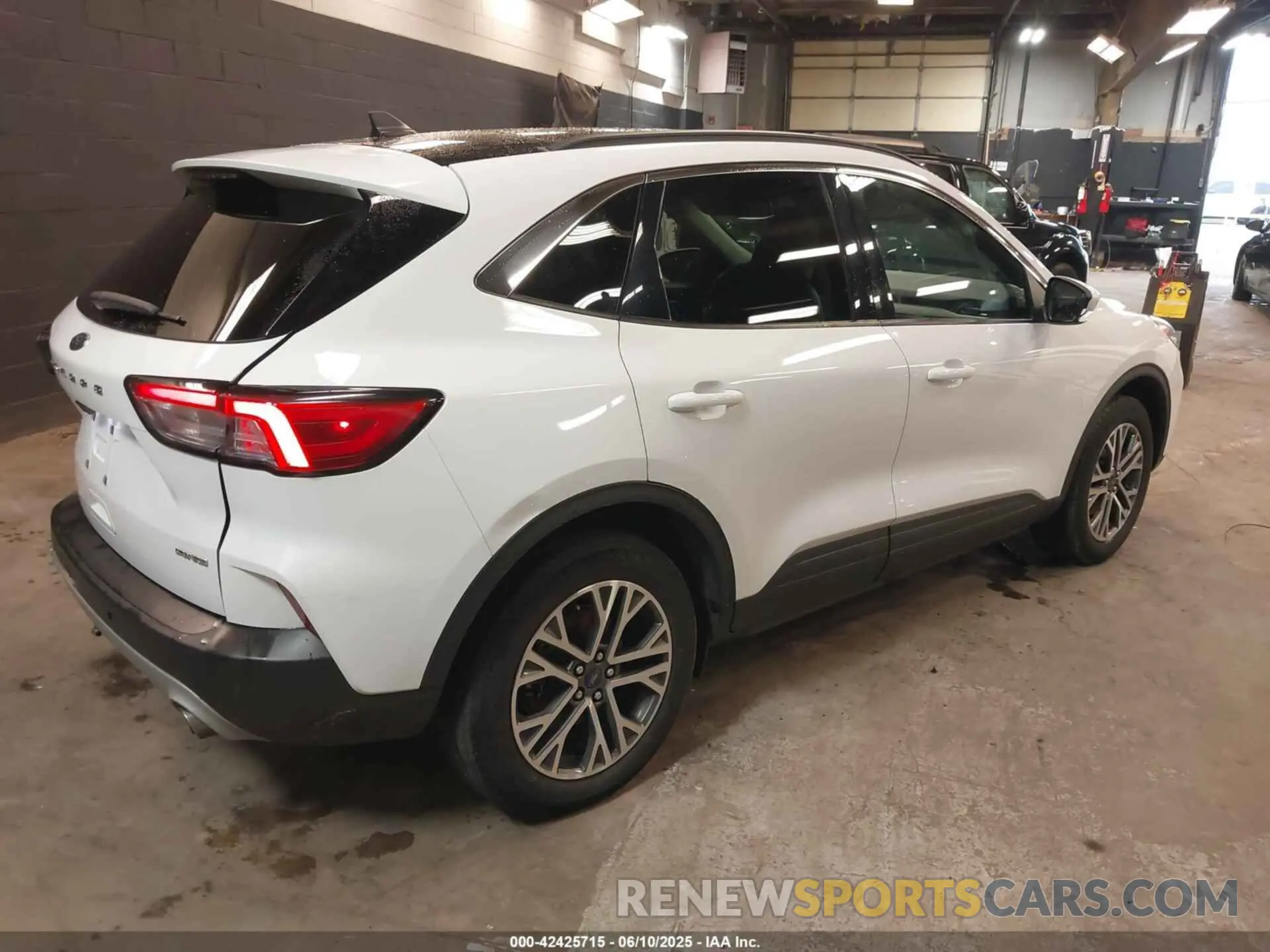 4 Photograph of a damaged car 1FMCU9H61MUA15146 FORD ESCAPE 2021