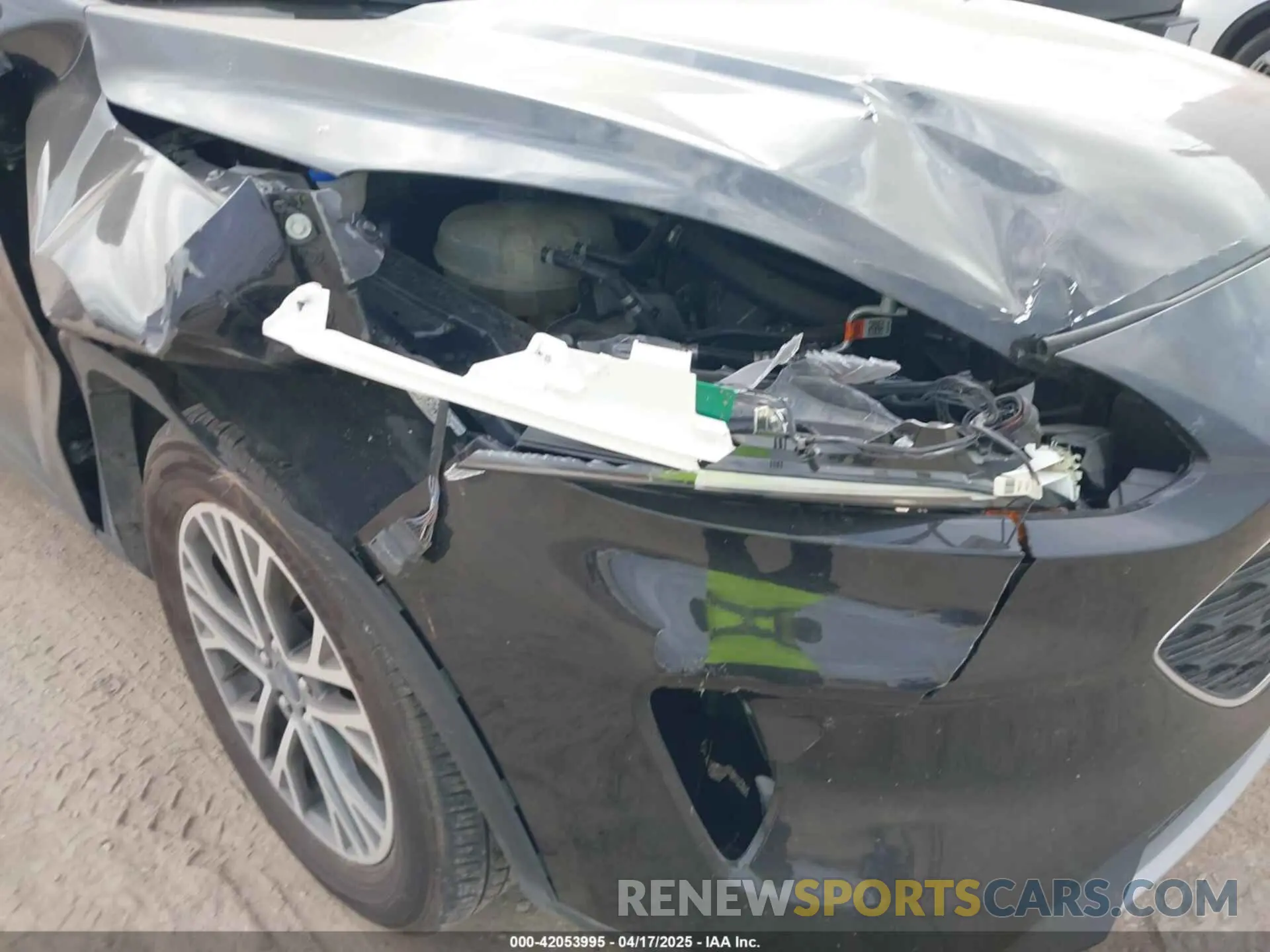 17 Photograph of a damaged car 1FMCU9H65MUB21616 FORD ESCAPE 2021