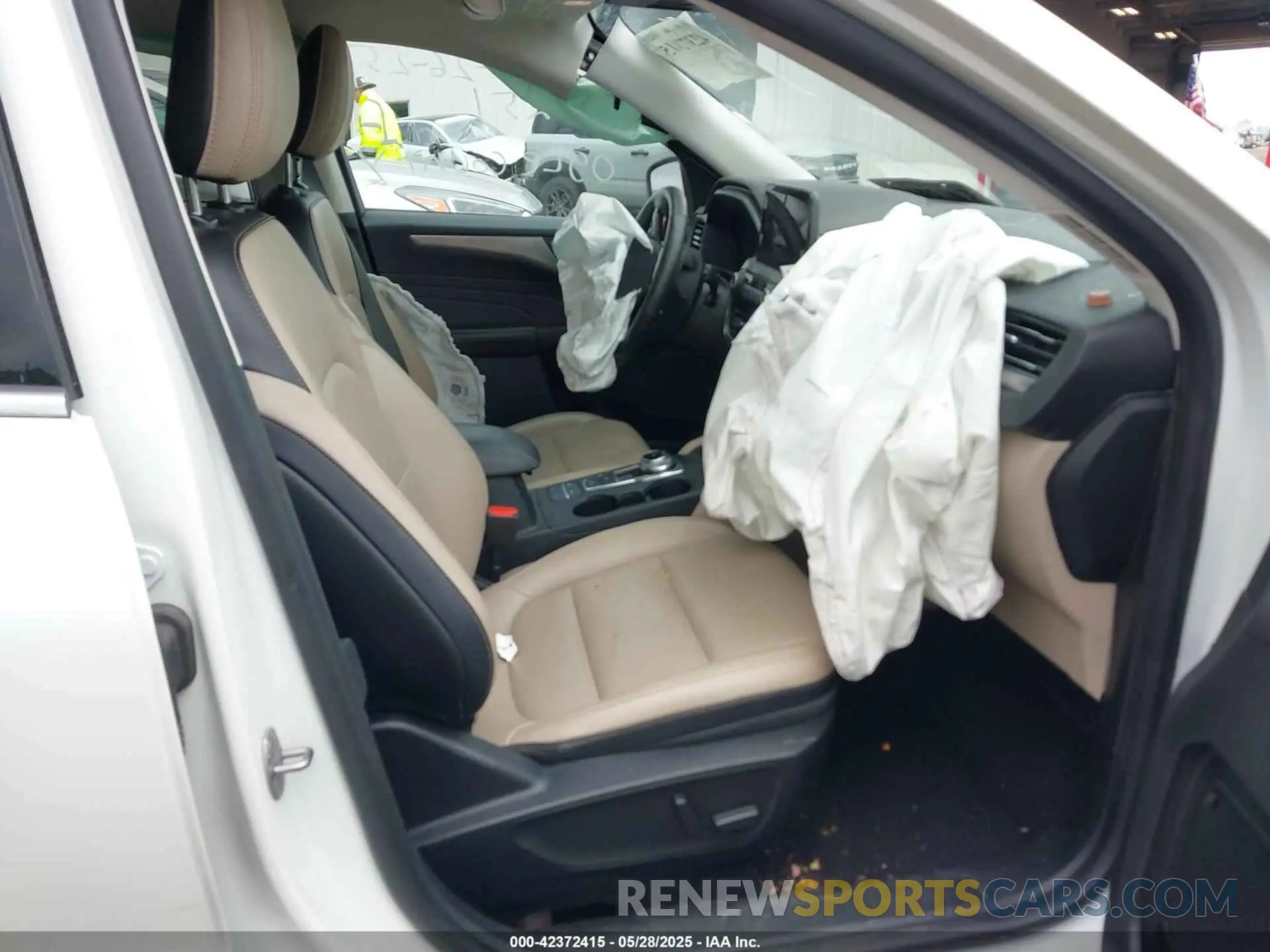 5 Photograph of a damaged car 1FMCU9J90MUA58638 FORD ESCAPE 2021