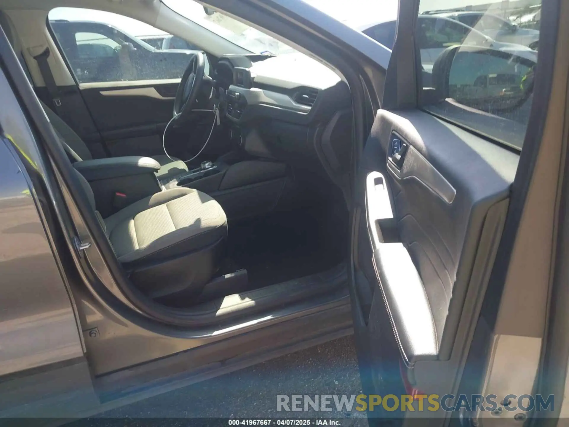 5 Photograph of a damaged car 1FMCU0F66NUA05518 FORD ESCAPE 2022