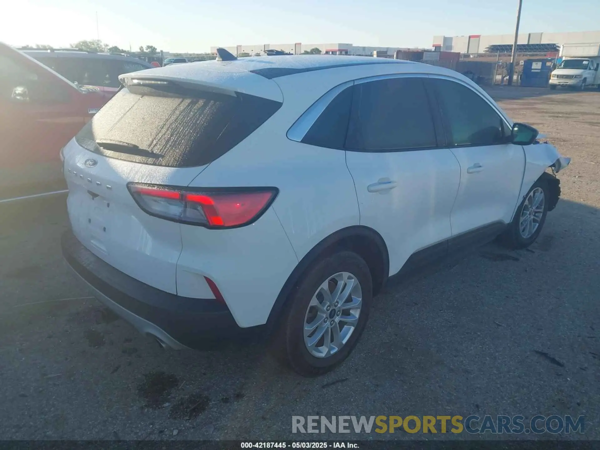 4 Photograph of a damaged car 1FMCU0G60NUA62683 FORD ESCAPE 2022