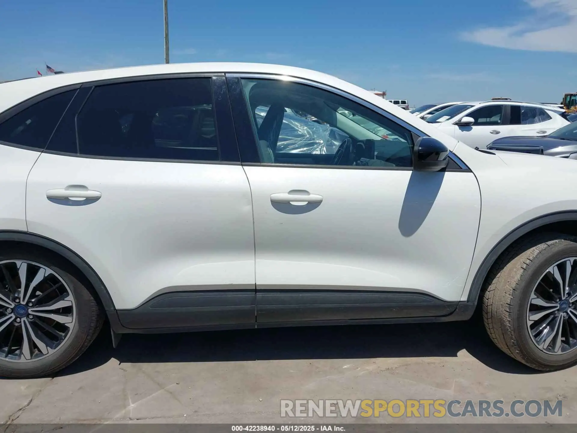 13 Photograph of a damaged car 1FMCU0G60NUB11056 FORD ESCAPE 2022