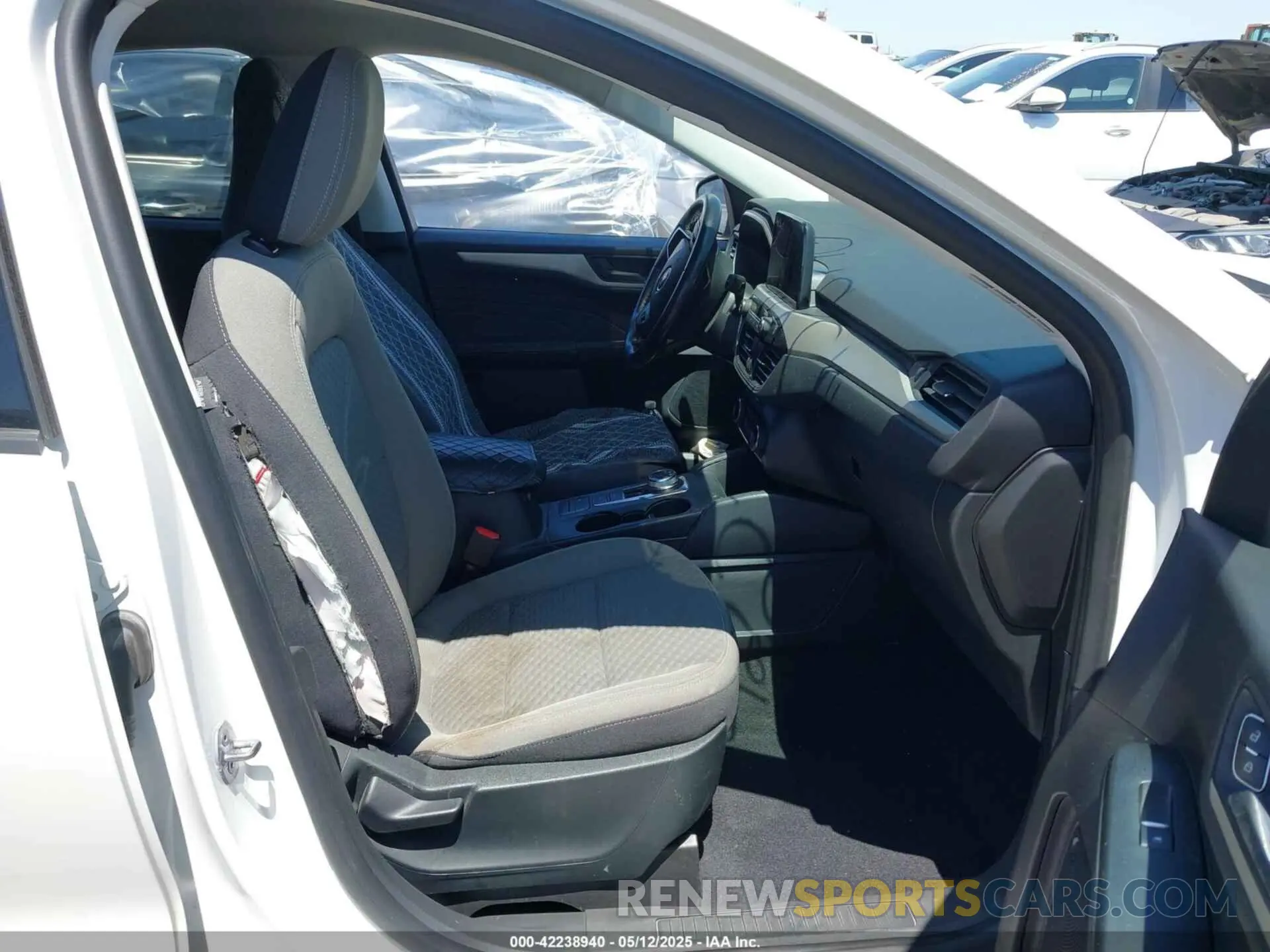 5 Photograph of a damaged car 1FMCU0G60NUB11056 FORD ESCAPE 2022