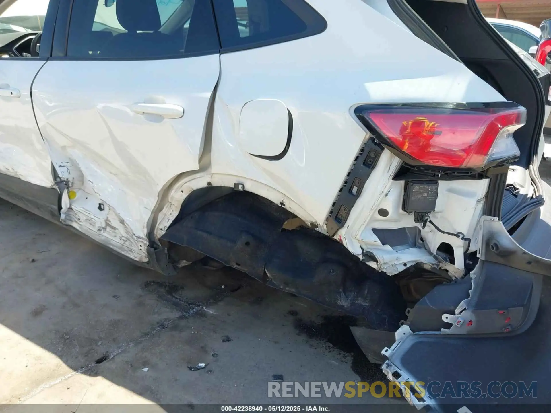 6 Photograph of a damaged car 1FMCU0G60NUB11056 FORD ESCAPE 2022