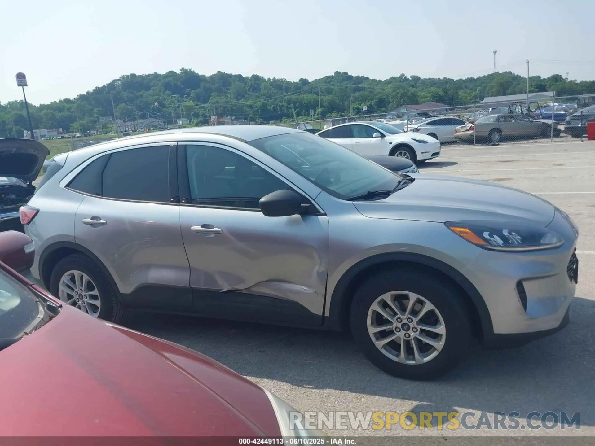 13 Photograph of a damaged car 1FMCU0G60NUB40699 FORD ESCAPE 2022
