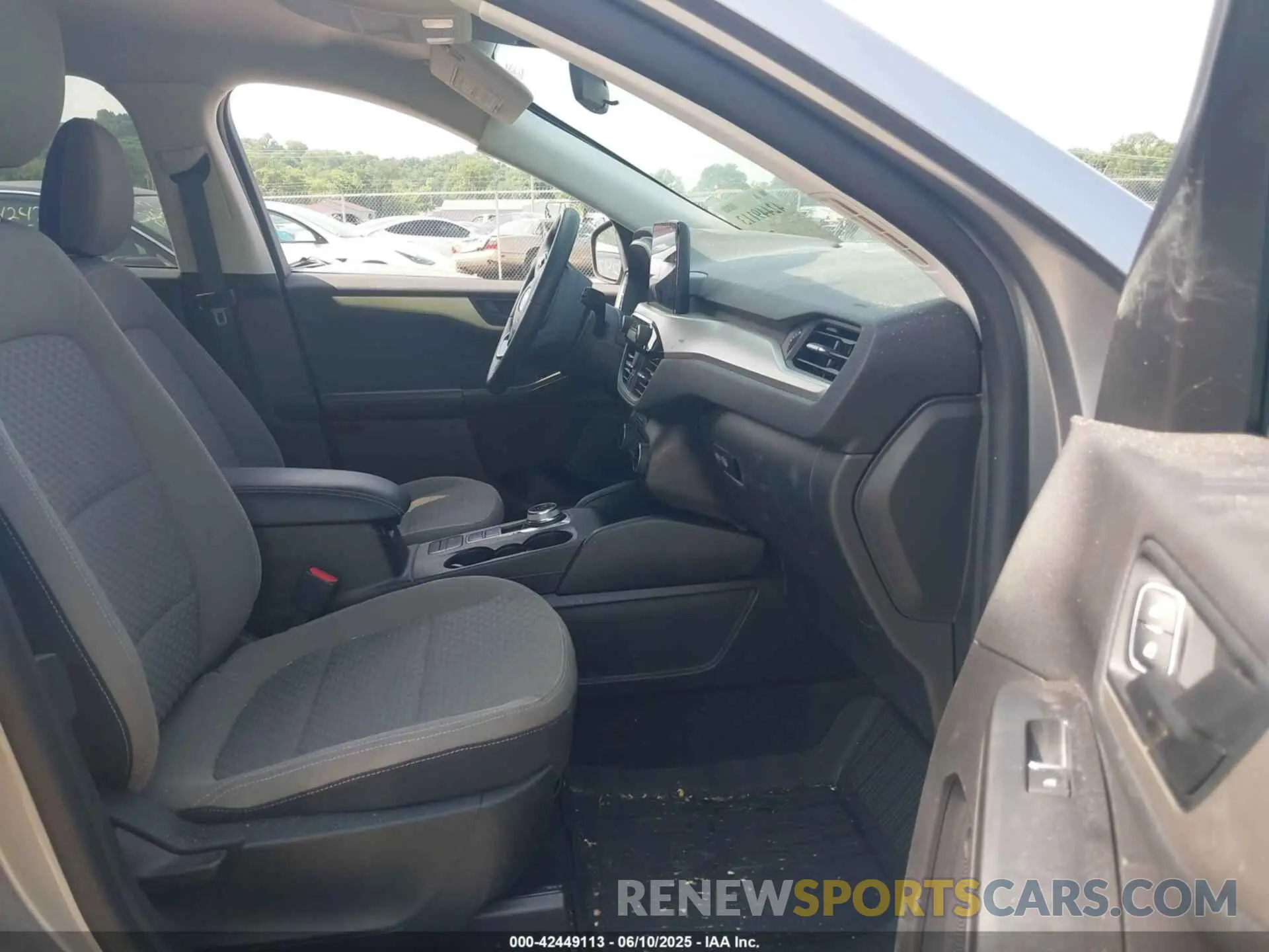 5 Photograph of a damaged car 1FMCU0G60NUB40699 FORD ESCAPE 2022
