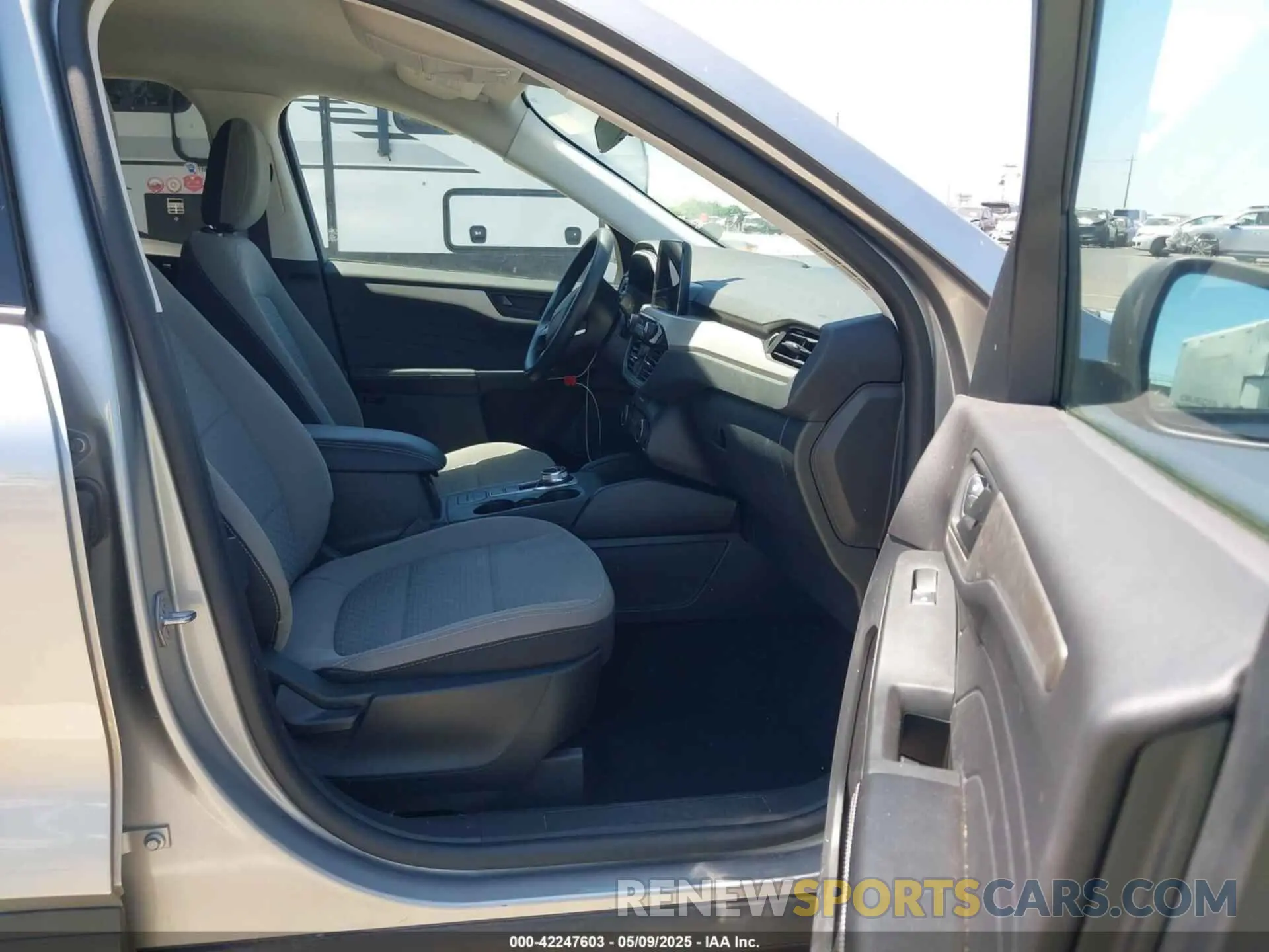 5 Photograph of a damaged car 1FMCU0G61NUA56391 FORD ESCAPE 2022