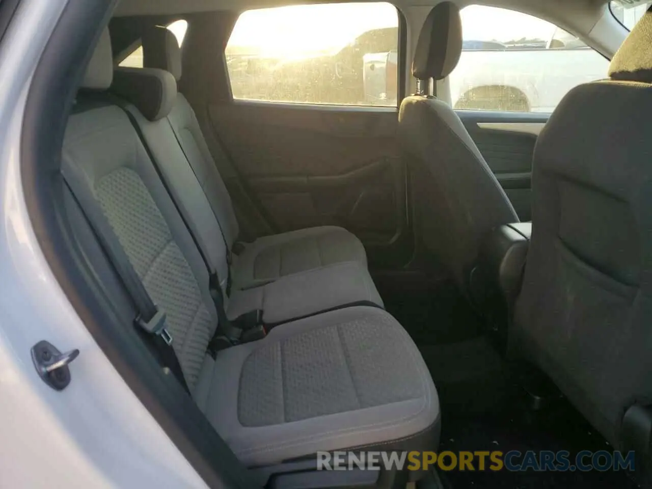 11 Photograph of a damaged car 1FMCU0G61NUA70176 FORD ESCAPE 2022