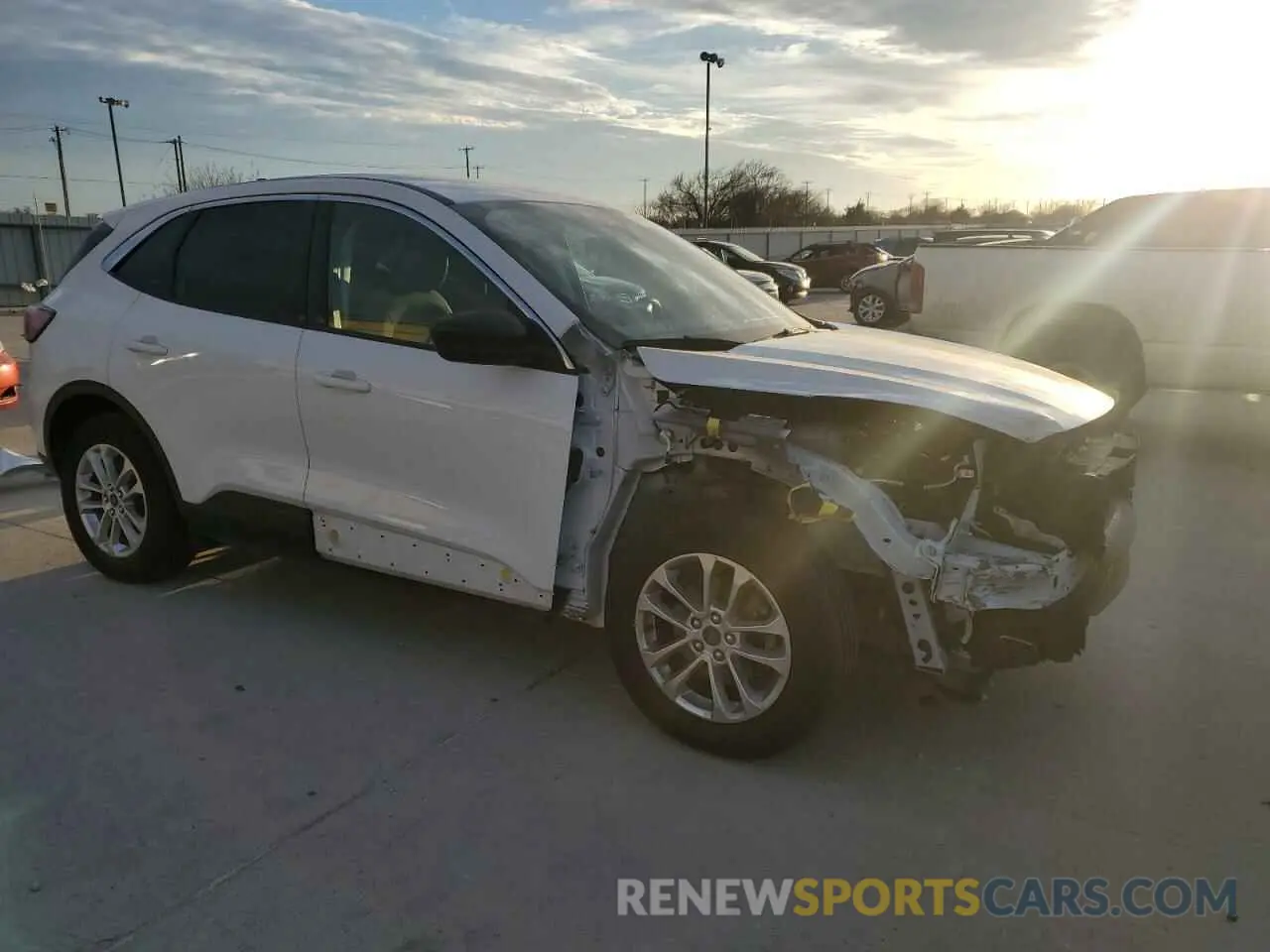 4 Photograph of a damaged car 1FMCU0G61NUA70176 FORD ESCAPE 2022