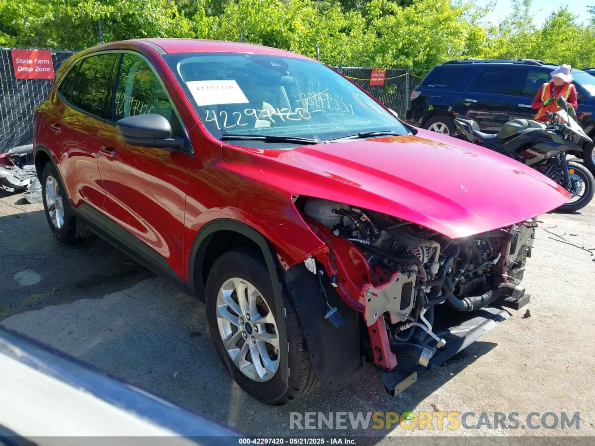 1 Photograph of a damaged car 1FMCU0G61NUB50870 FORD ESCAPE 2022