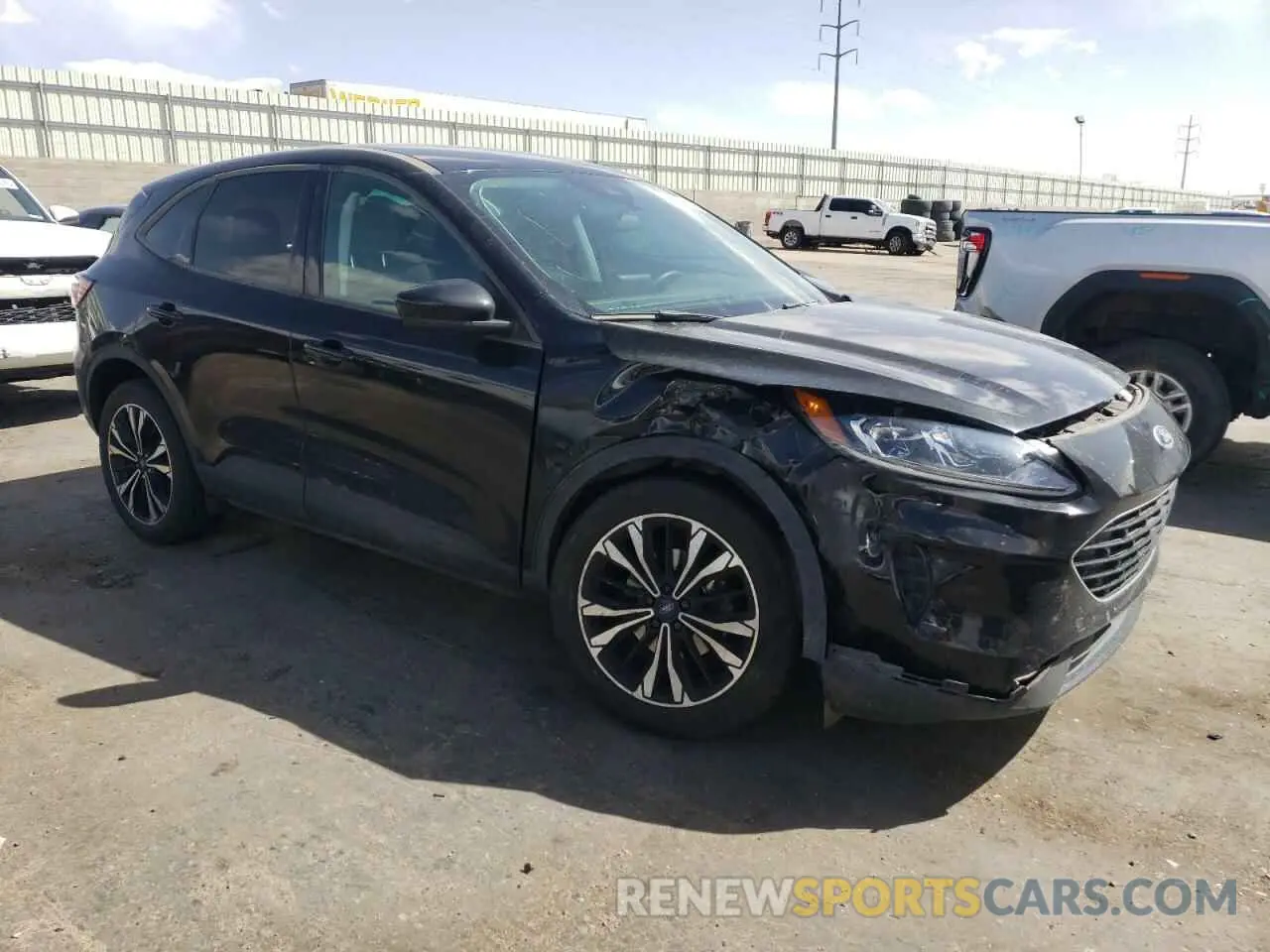 4 Photograph of a damaged car 1FMCU0G62NUA87312 FORD ESCAPE 2022