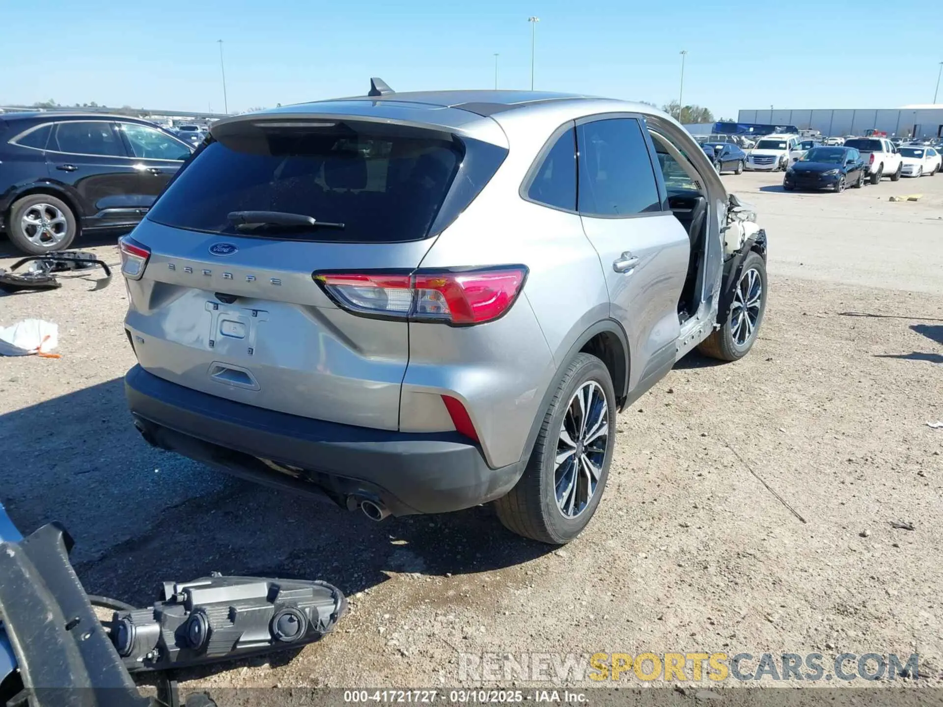 4 Photograph of a damaged car 1FMCU0G62NUA89710 FORD ESCAPE 2022