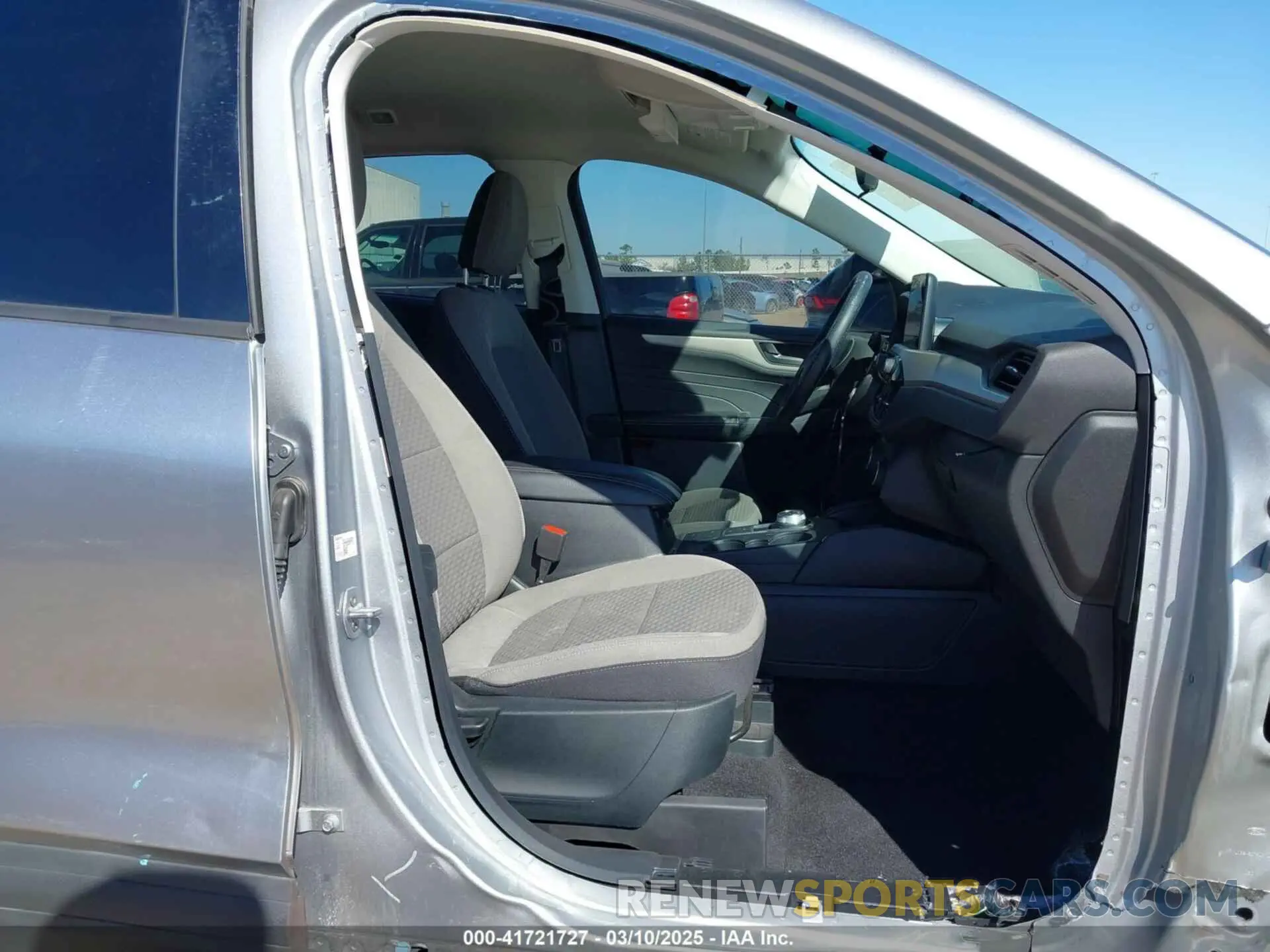 5 Photograph of a damaged car 1FMCU0G62NUA89710 FORD ESCAPE 2022