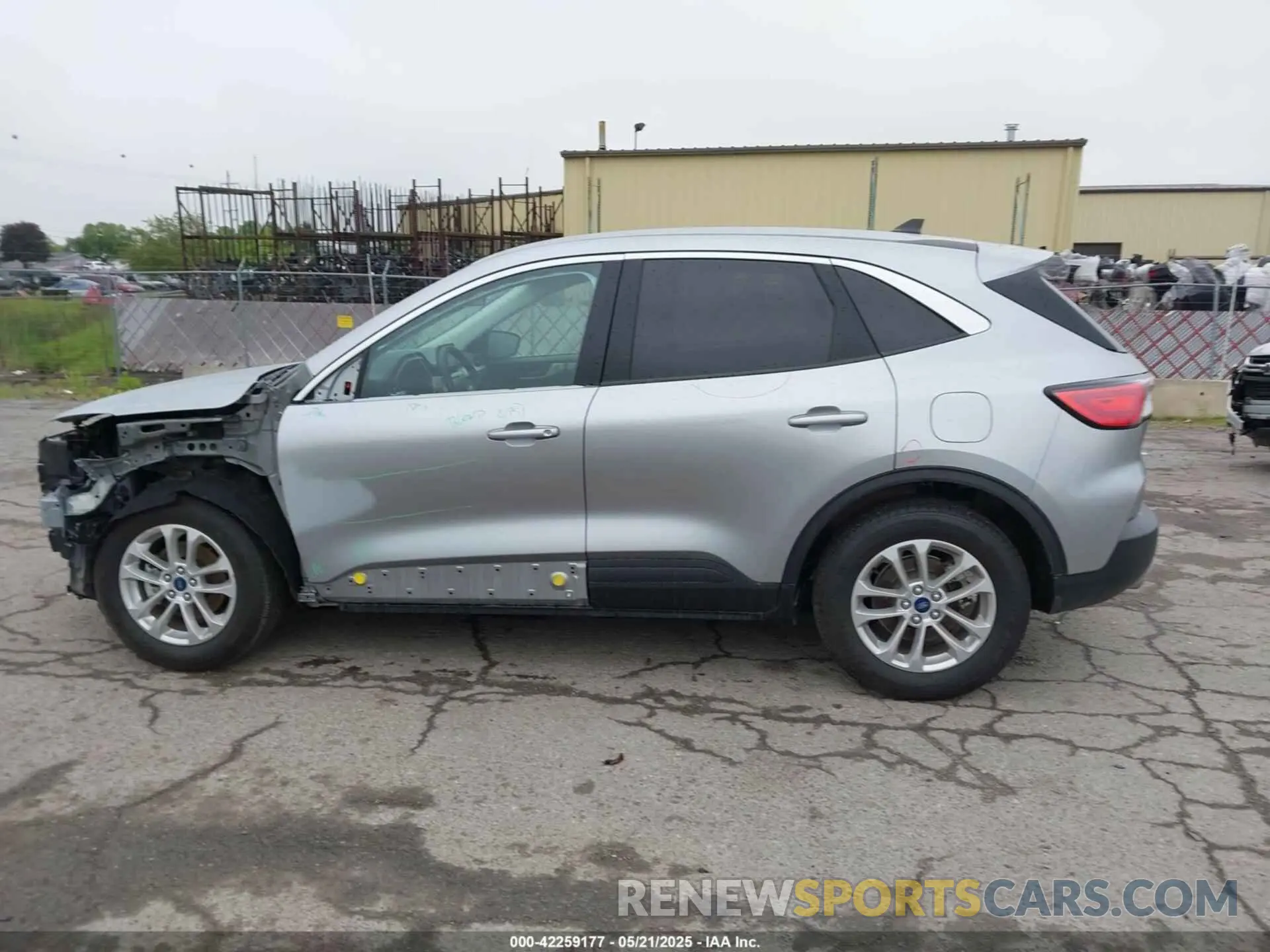 15 Photograph of a damaged car 1FMCU0G62NUB32670 FORD ESCAPE 2022