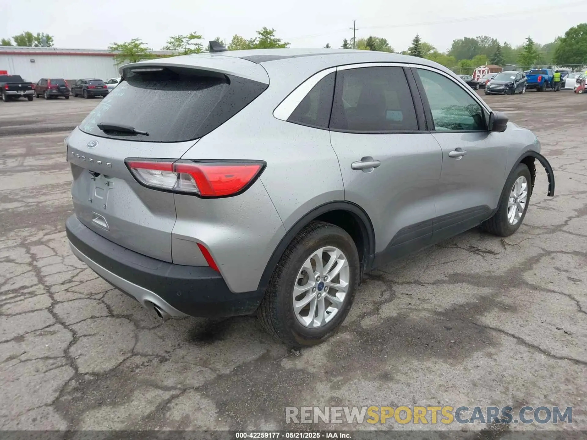 4 Photograph of a damaged car 1FMCU0G62NUB32670 FORD ESCAPE 2022
