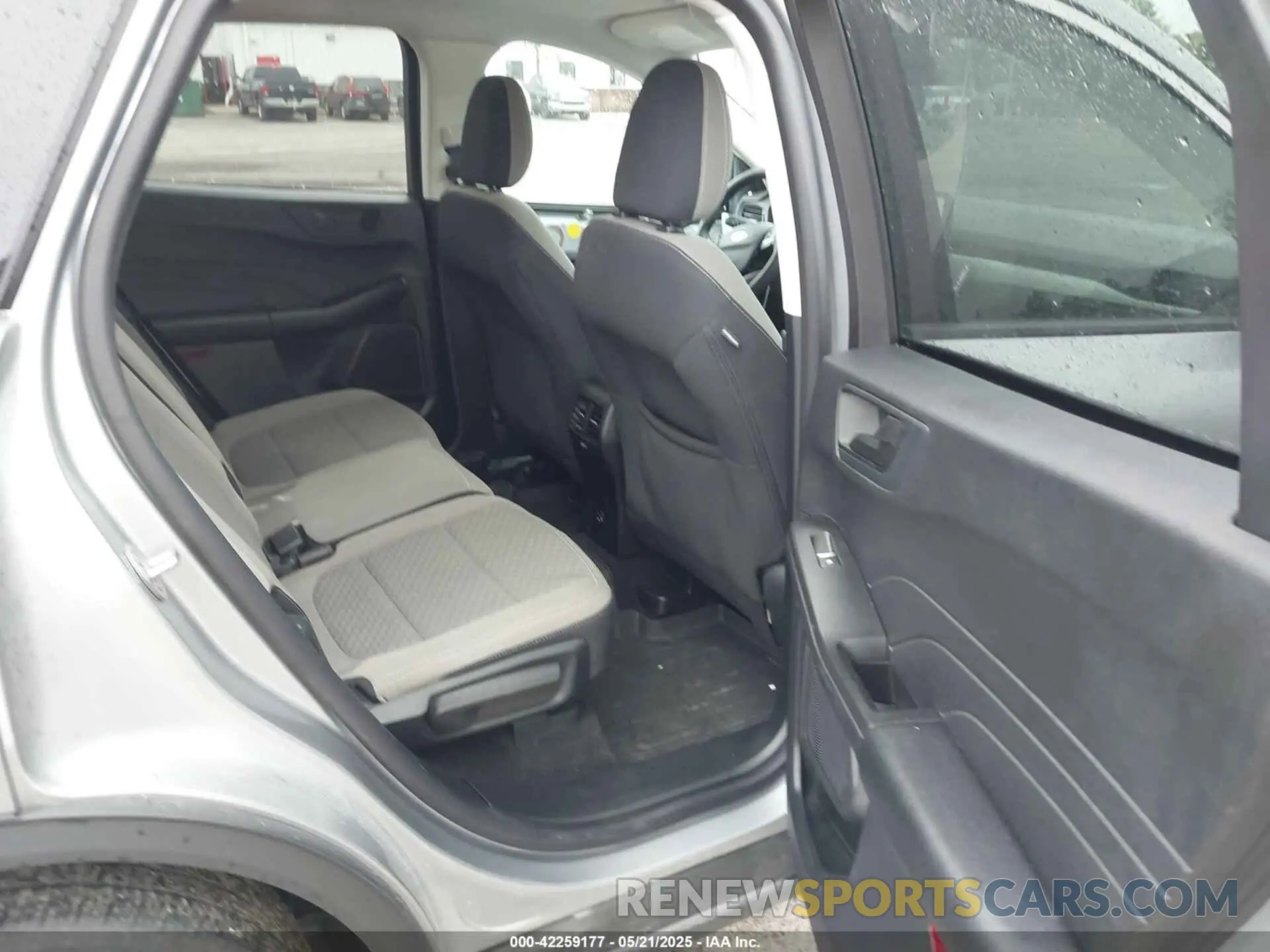 8 Photograph of a damaged car 1FMCU0G62NUB32670 FORD ESCAPE 2022