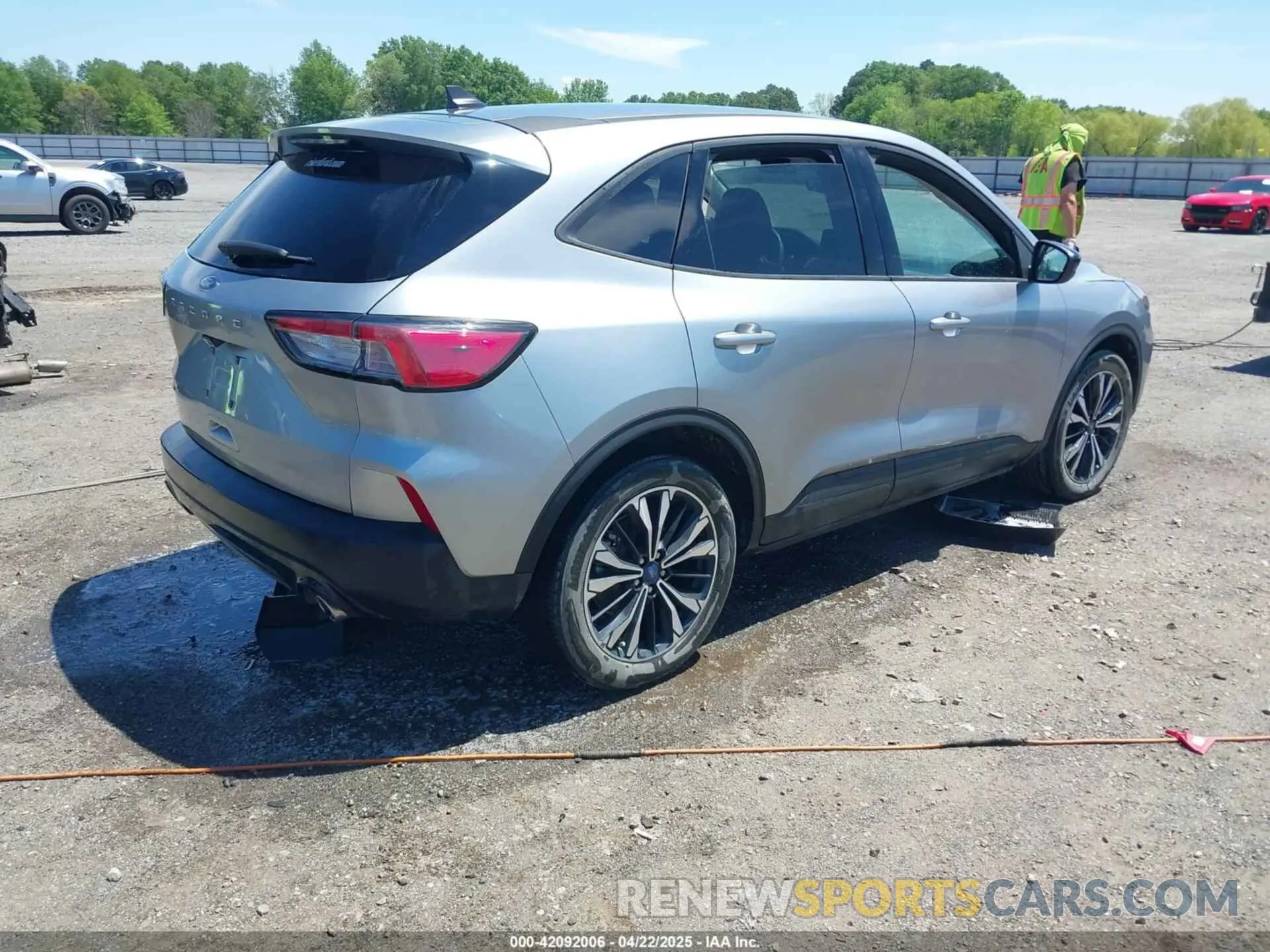 4 Photograph of a damaged car 1FMCU0G62NUB87670 FORD ESCAPE 2022